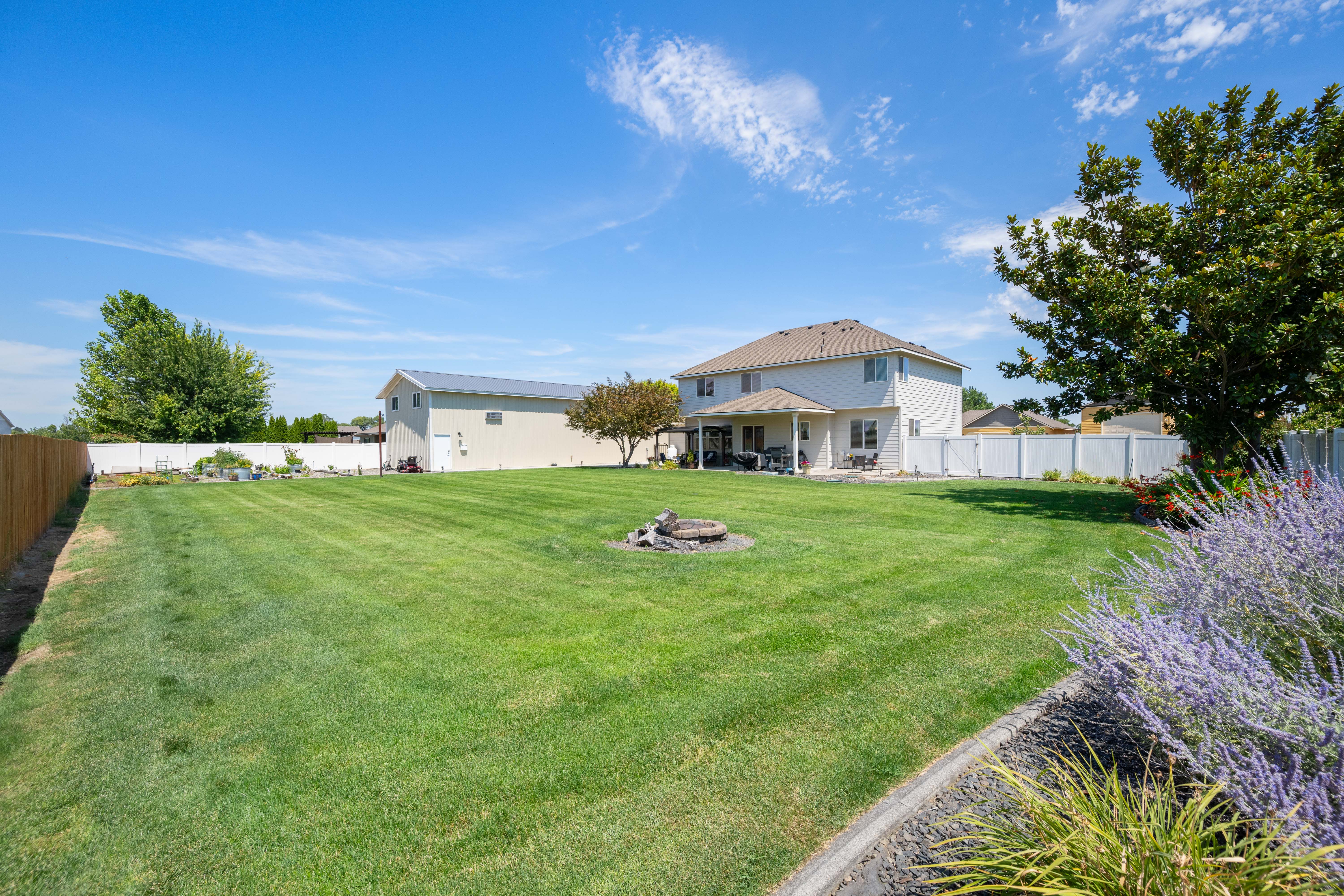  Stunning Home, Over1/2 an Acre with MASSIVE Shop - 物件實景