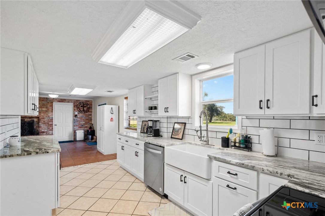 Hallettsville, Texas, 77964, United States, 4 Bedrooms Bedrooms, ,3 BathroomsBathrooms,Residential,For Sale,1988312