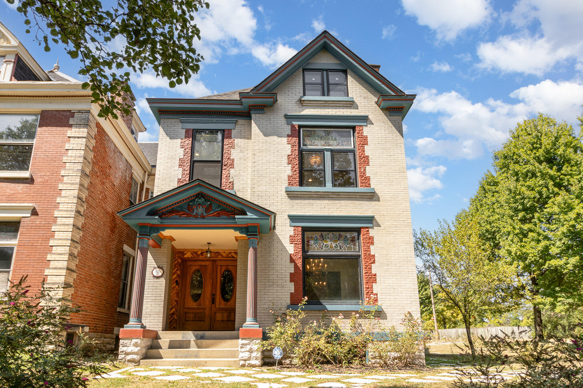 Newport, Kentucky, 41071, United States, 4 Bedrooms Bedrooms, ,4 BathroomsBathrooms,Residential,For Sale,1915092