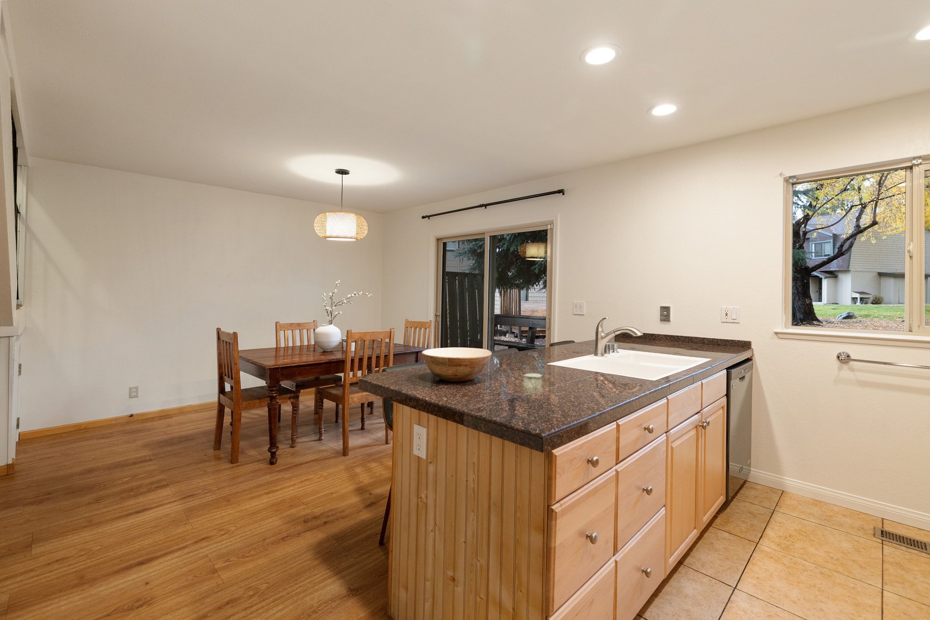  Updated and Well Located Lake Forest Glen Condo - 物件實景