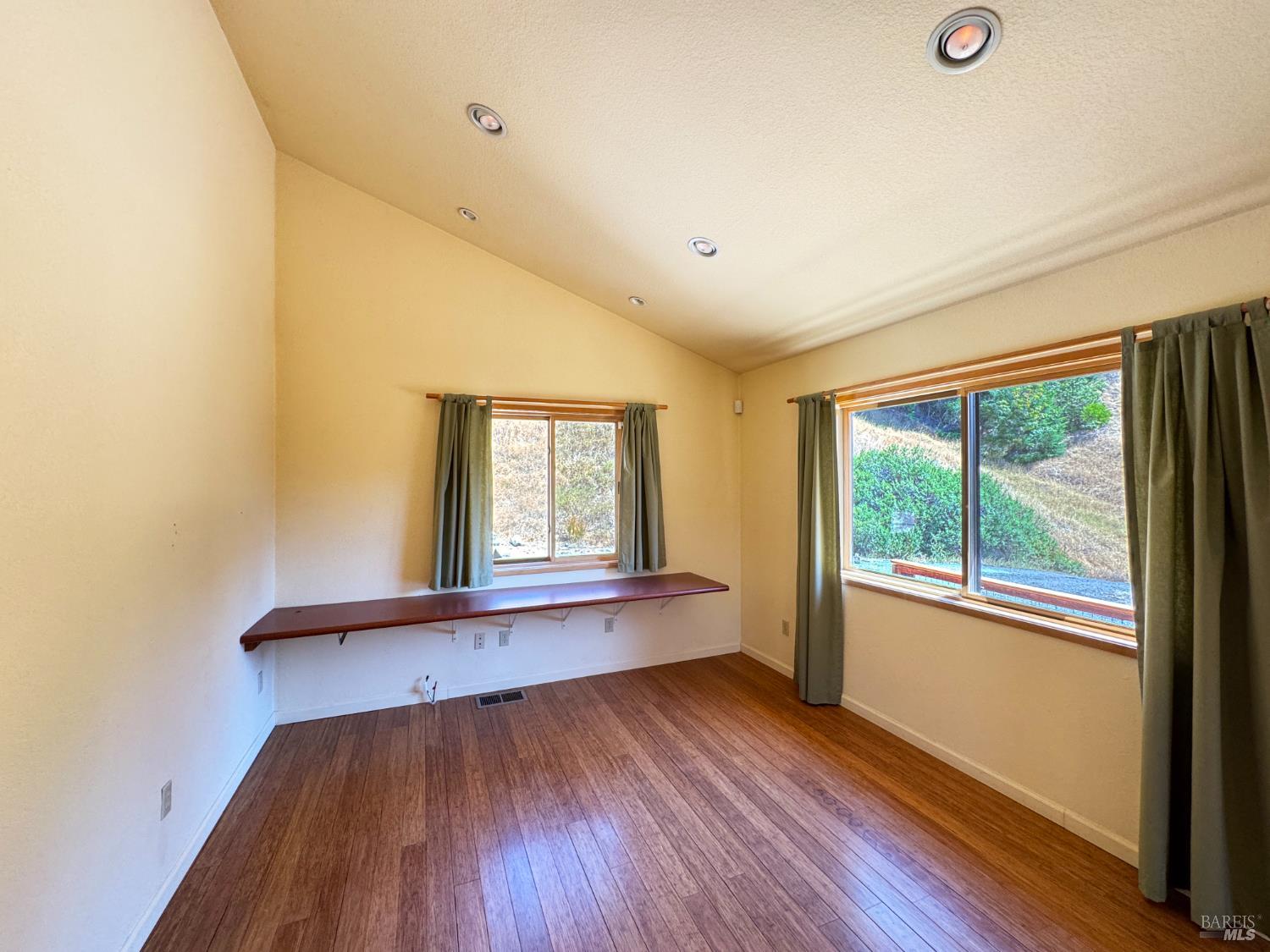 Willits, California, 95490, United States, 2 Bedrooms Bedrooms, ,2 BathroomsBathrooms,Residential,For Sale,1983542