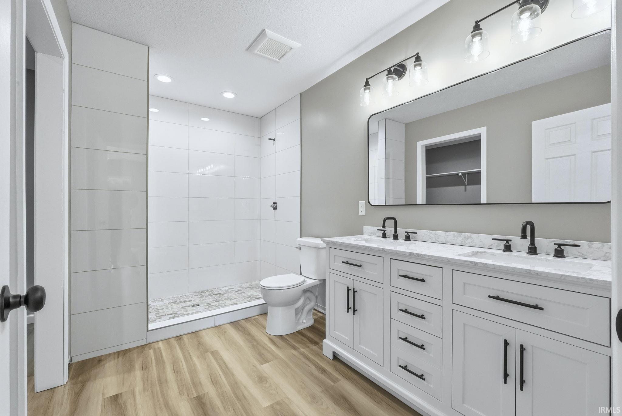 Churubusco, Indiana, 46723, United States, 3 Bedrooms Bedrooms, ,3 BathroomsBathrooms,Residential,For Sale,1987085