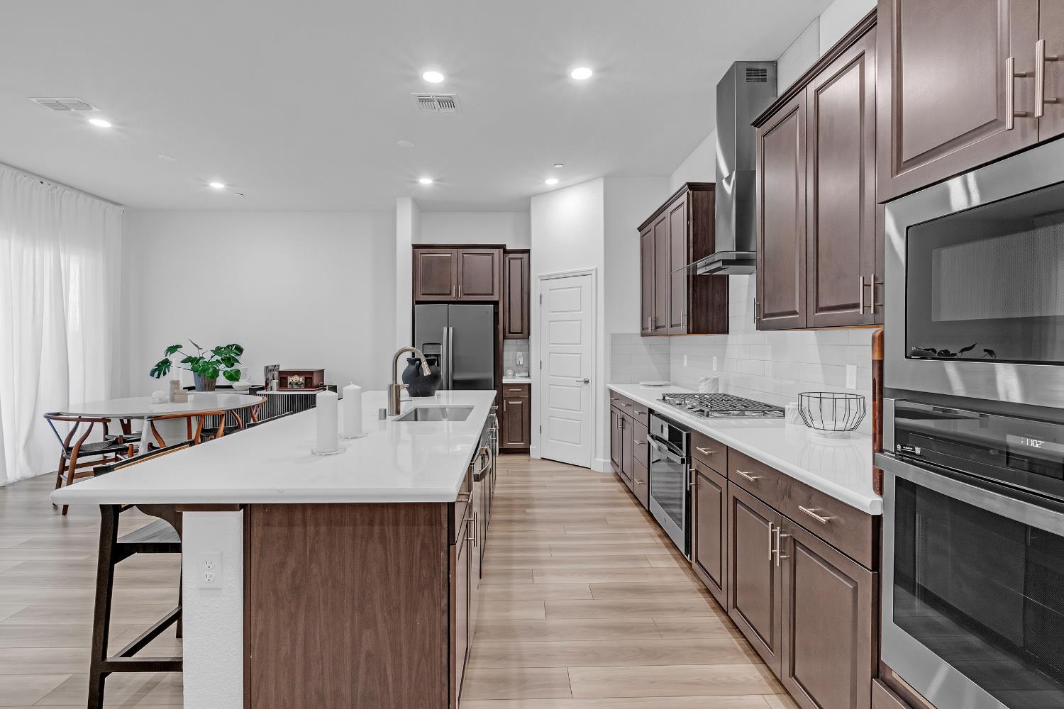 Sacramento, California, 95835, United States, 4 Bedrooms Bedrooms, ,3 BathroomsBathrooms,Residential,For Sale,1998262