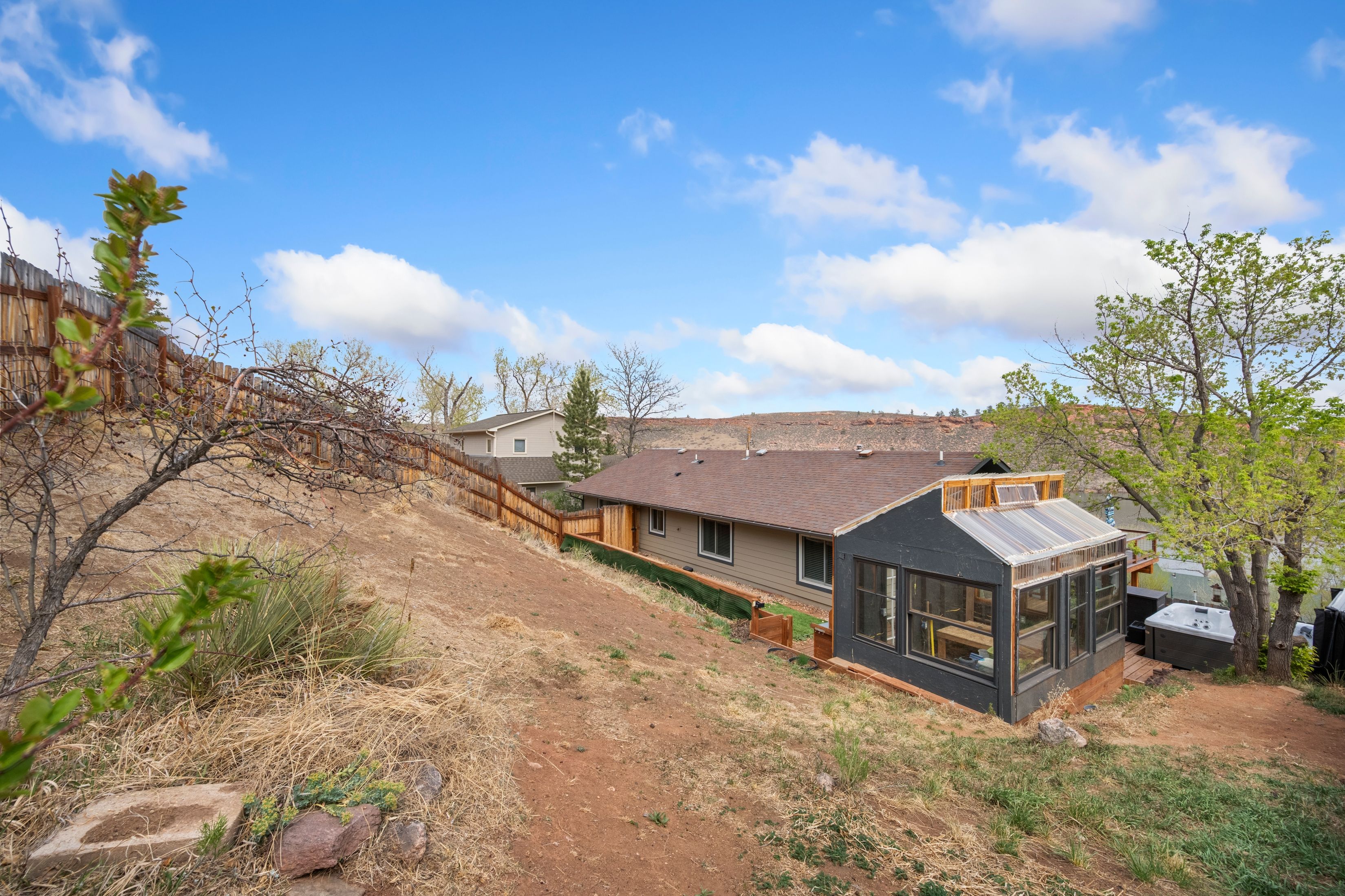  Beautifully Updated Raised Ranch, Perfectly Positioned to Capture Views - 物件實景