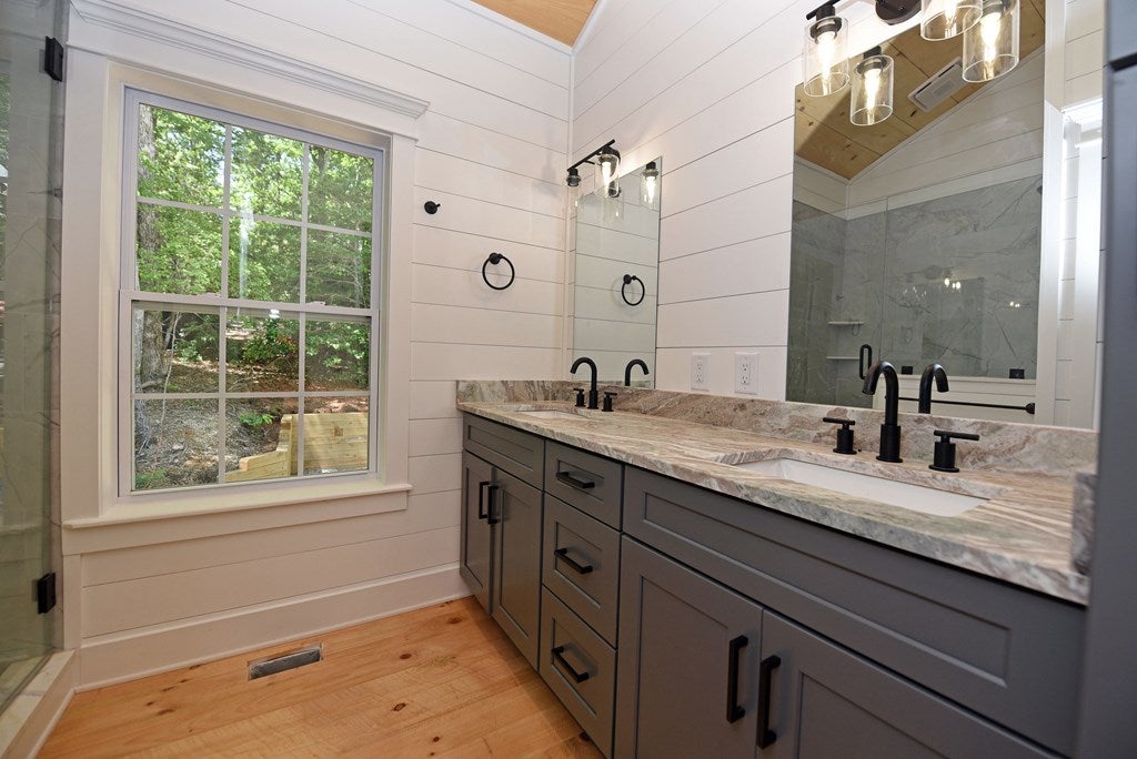 Blue Ridge, Georgia, 30513, United States, 2 Bedrooms Bedrooms, ,2 BathroomsBathrooms,Residential,For Sale,1805607