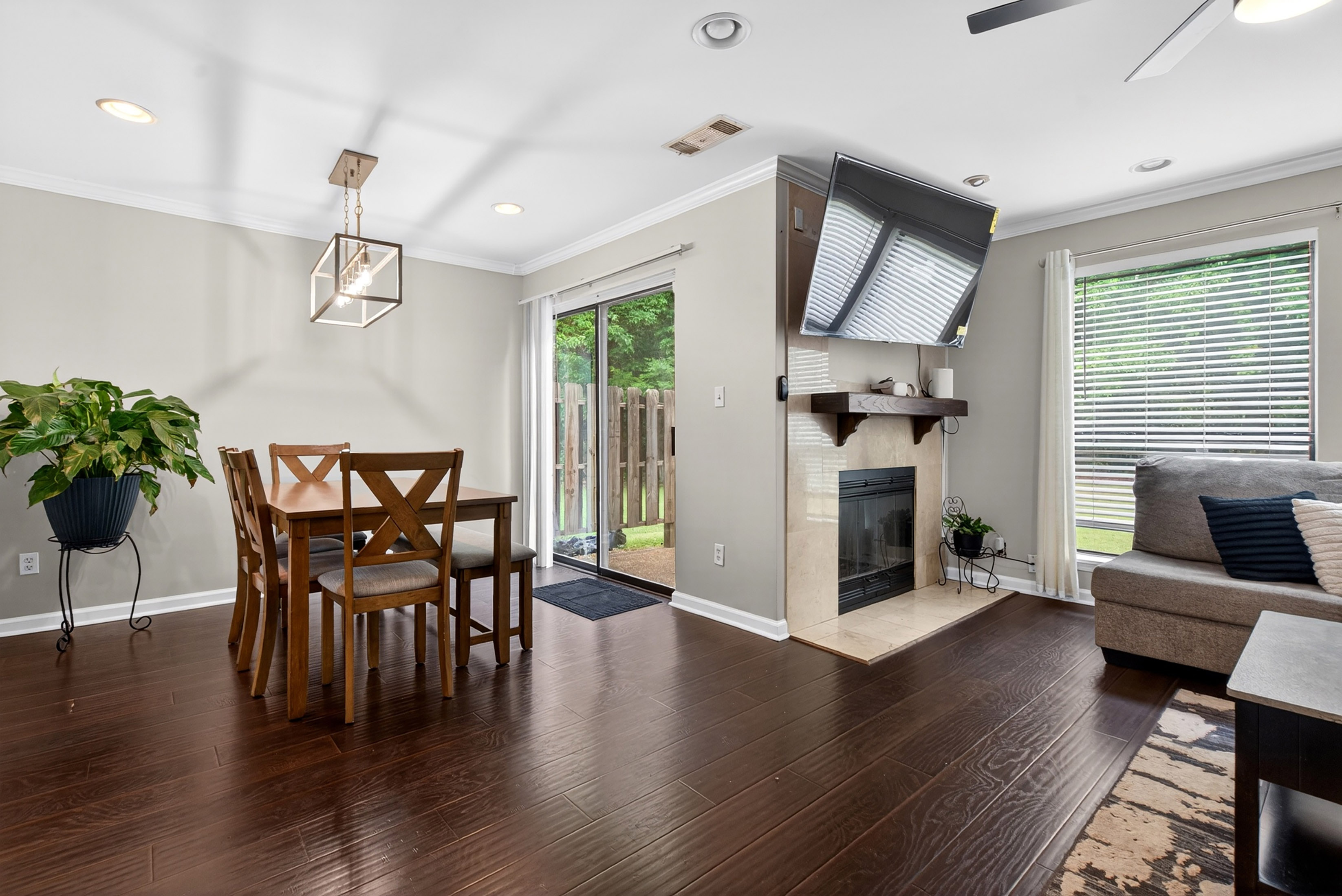  Townhouse-style Condo Offers Solid Value and Strong Upside Potential - 物件實景
