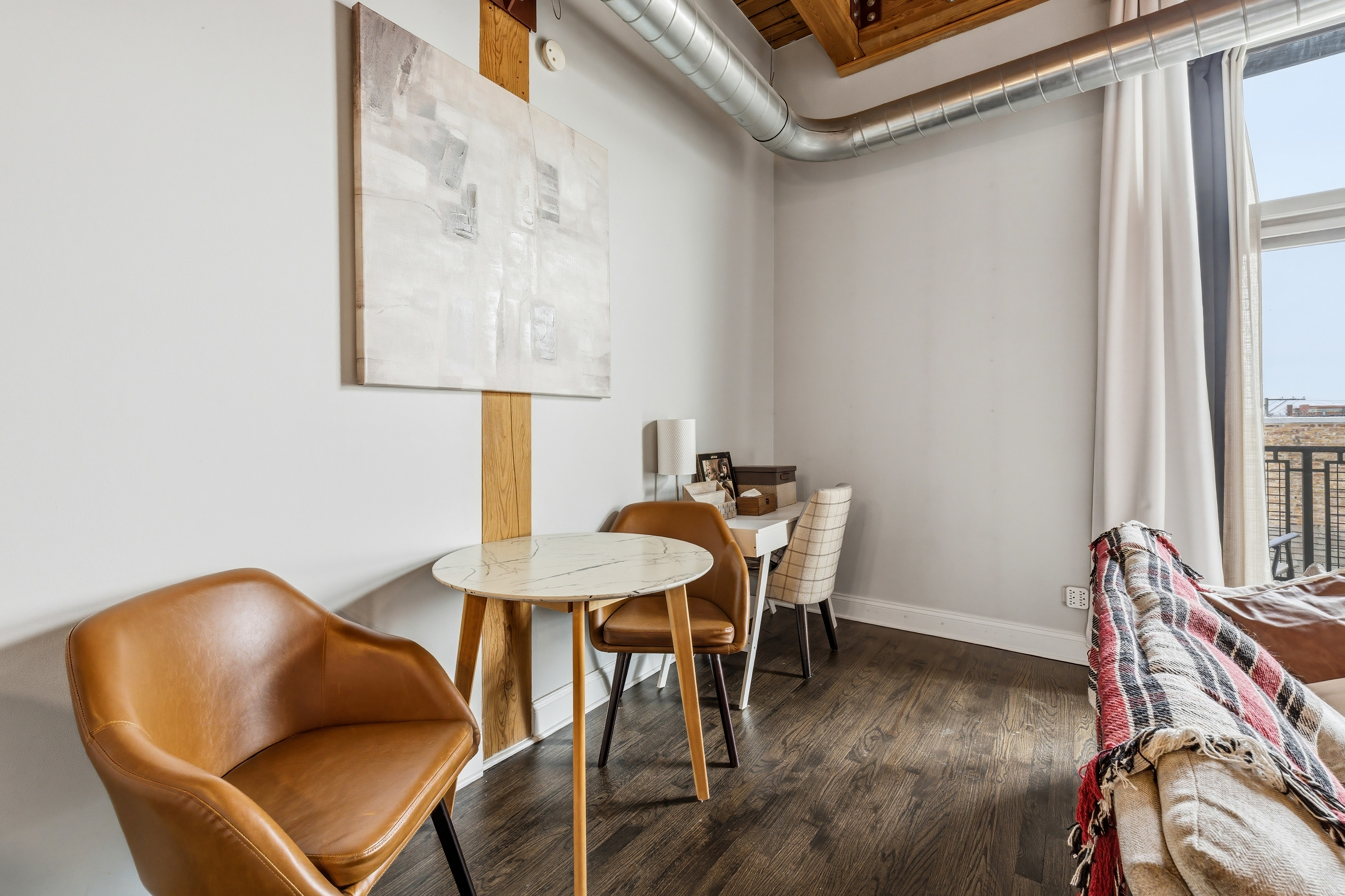  True Timber Loft in a Magical West Town - 物件實景