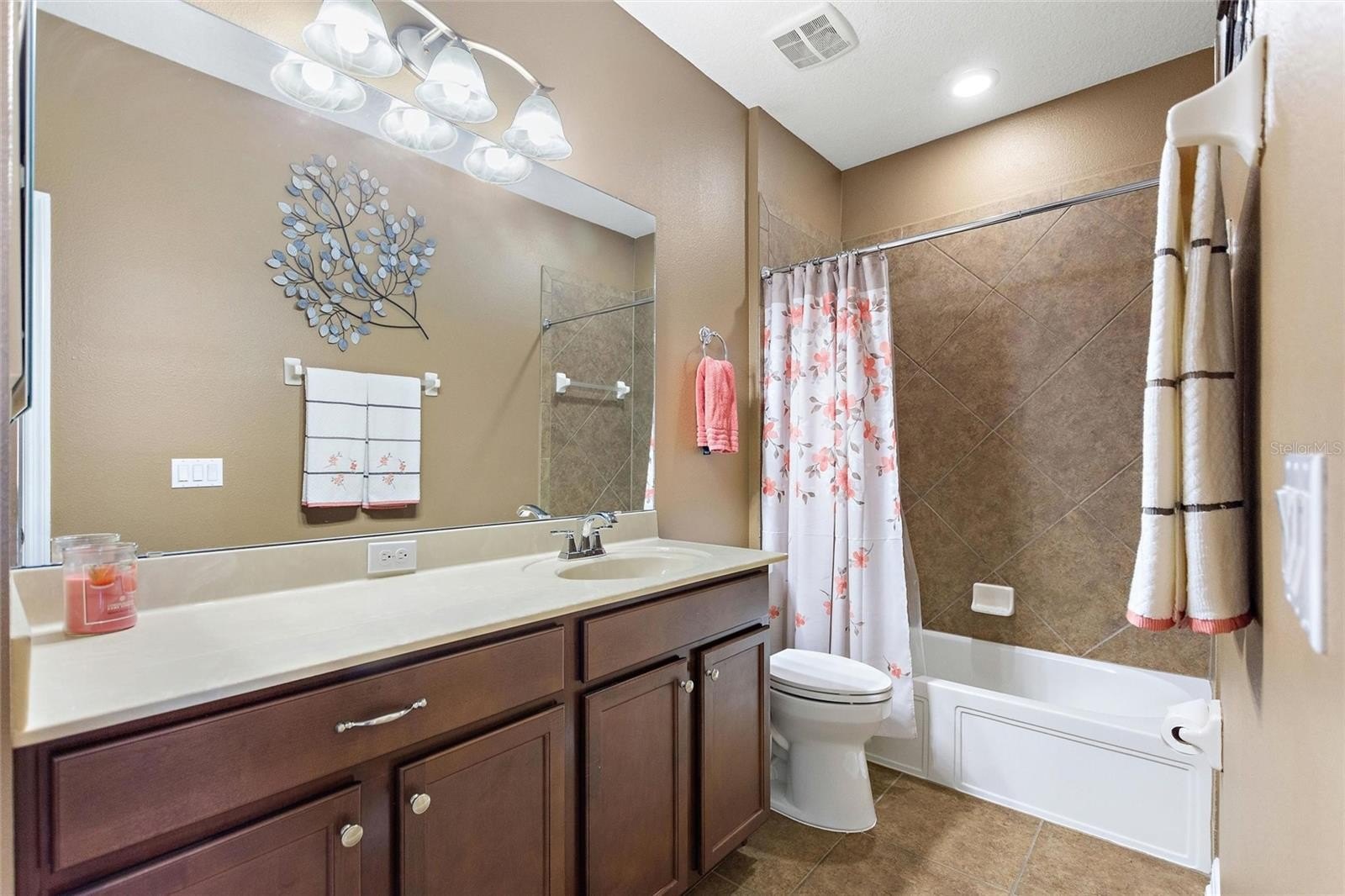 AUBURNDALE, Florida, 33823, United States, 5 Bedrooms Bedrooms, ,5 BathroomsBathrooms,Residential,For Sale,1986097