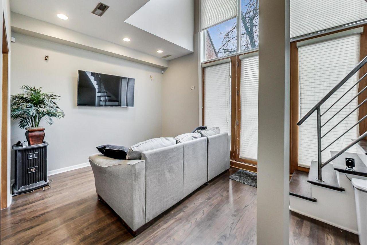 Chicago, Illinois, 60622, United States, 3 Bedrooms Bedrooms, ,3 BathroomsBathrooms,Residential,For Sale,1794202