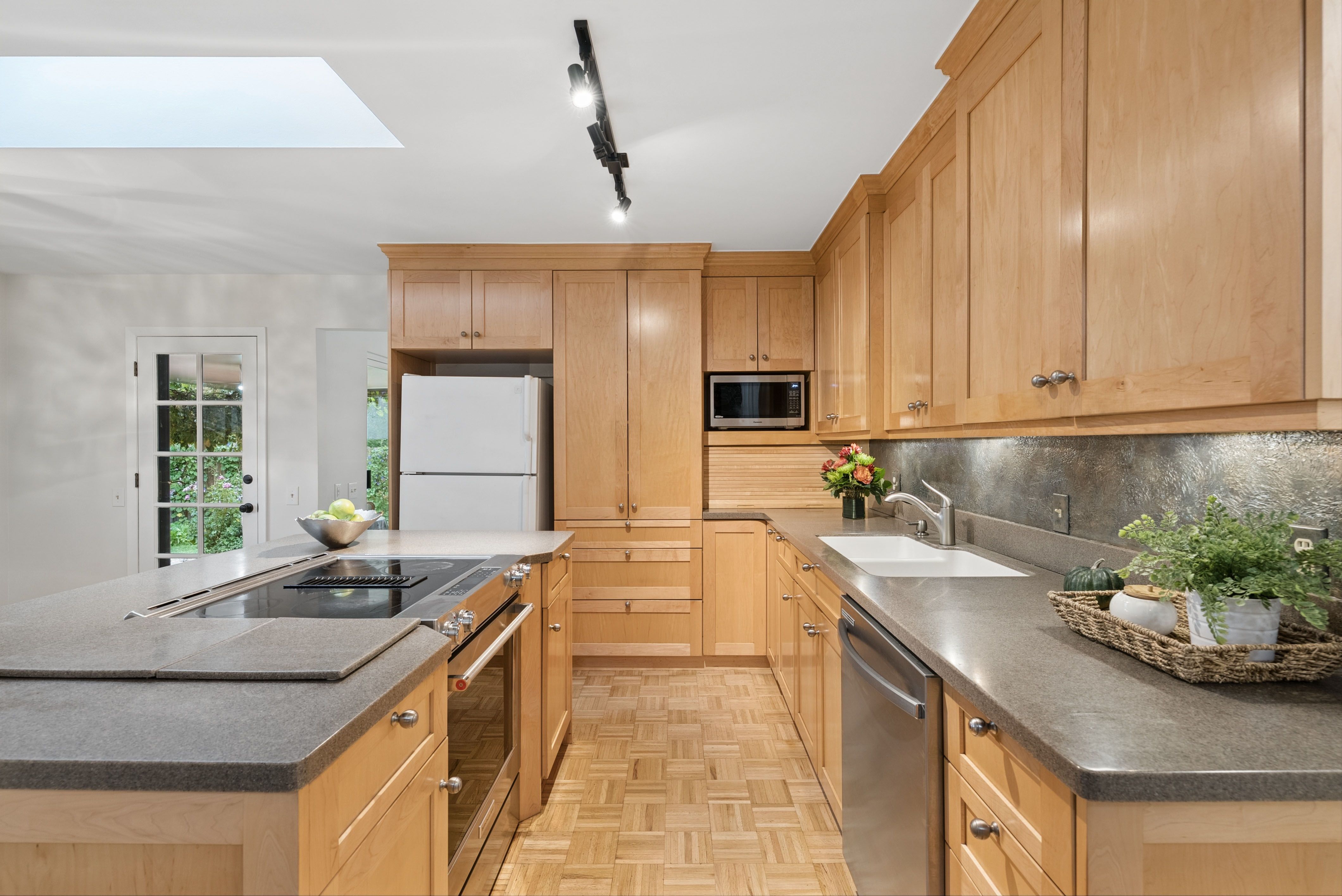  Beautifully refreshed home, tucked away on a quiet street & surrounded by trees - 物件實景