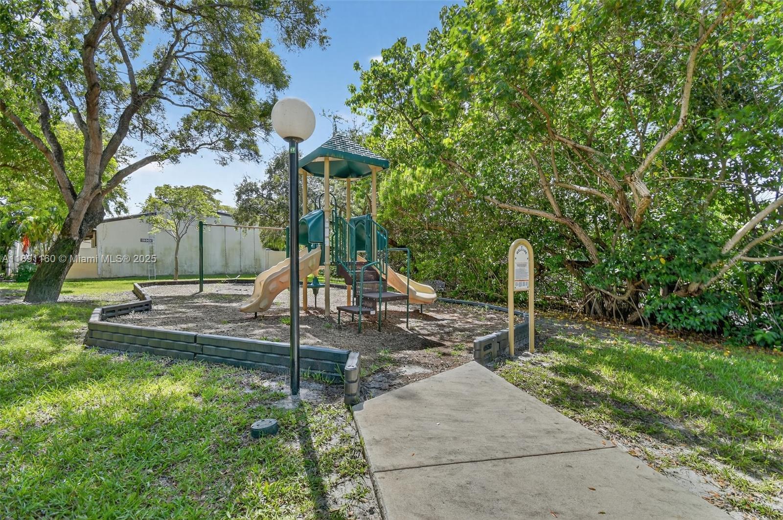 Miami, Florida, 33180, United States, 3 Bedrooms Bedrooms, ,3 BathroomsBathrooms,Residential,For Sale,1961045