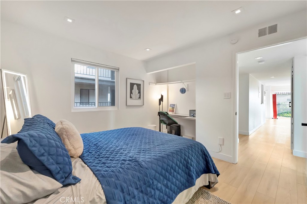 Long Beach, California, 90814, United States, 2 Bedrooms Bedrooms, ,1 BathroomBathrooms,Residential,For Sale,1989158