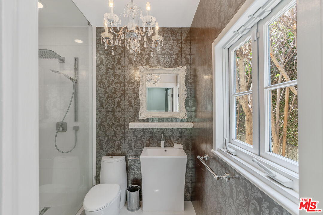 Los Angeles, California, 90005, United States, 3 Bedrooms Bedrooms, ,3 BathroomsBathrooms,Residential,For Sale,1876512