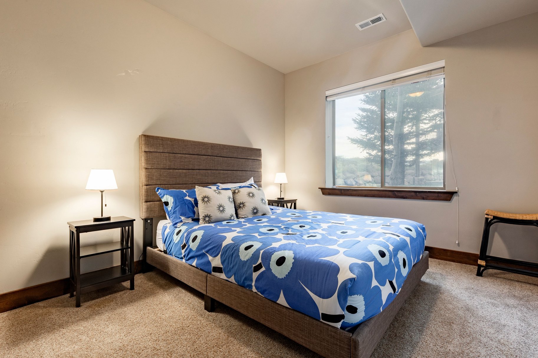  Stunning End-Unit Townhome With Loads of Natural Light - 物件實景