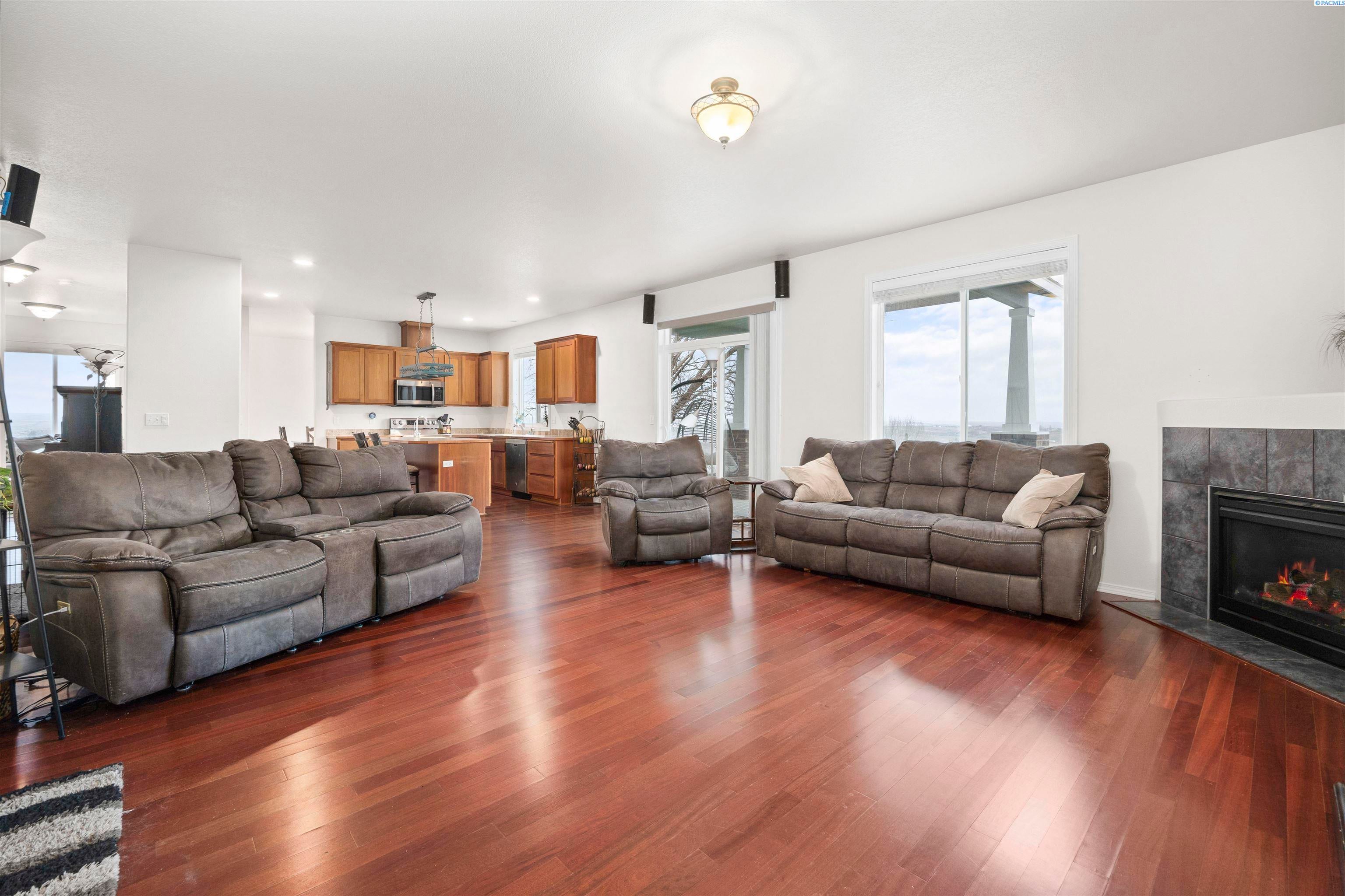 Eltopia, Washington, 99330, United States, 5 Bedrooms Bedrooms, ,4 BathroomsBathrooms,Residential,For Sale,2012124
