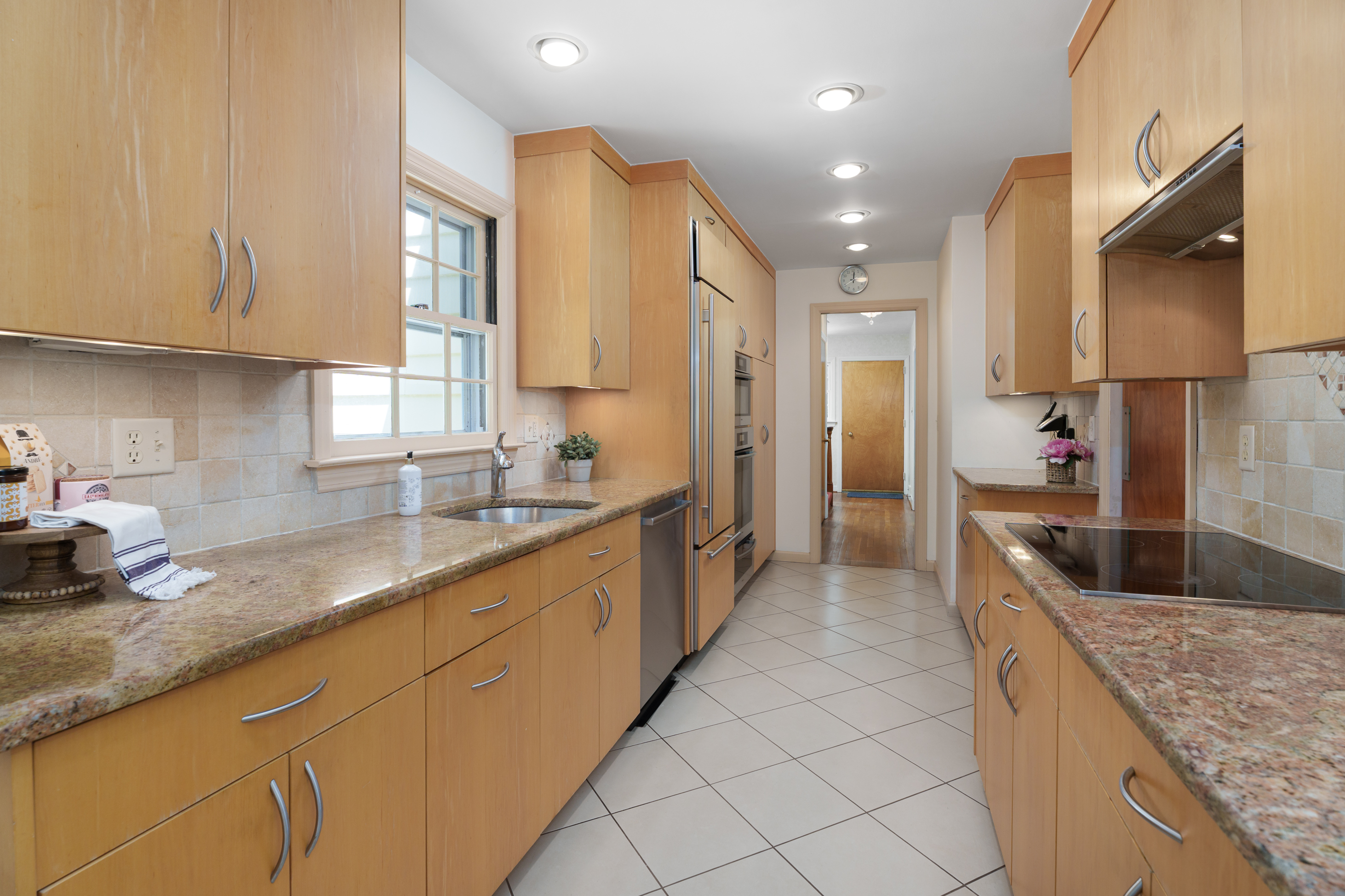 Spacious Multi-Level Home Featuring a Stylish European-Inspired Kitchen - 物件實景