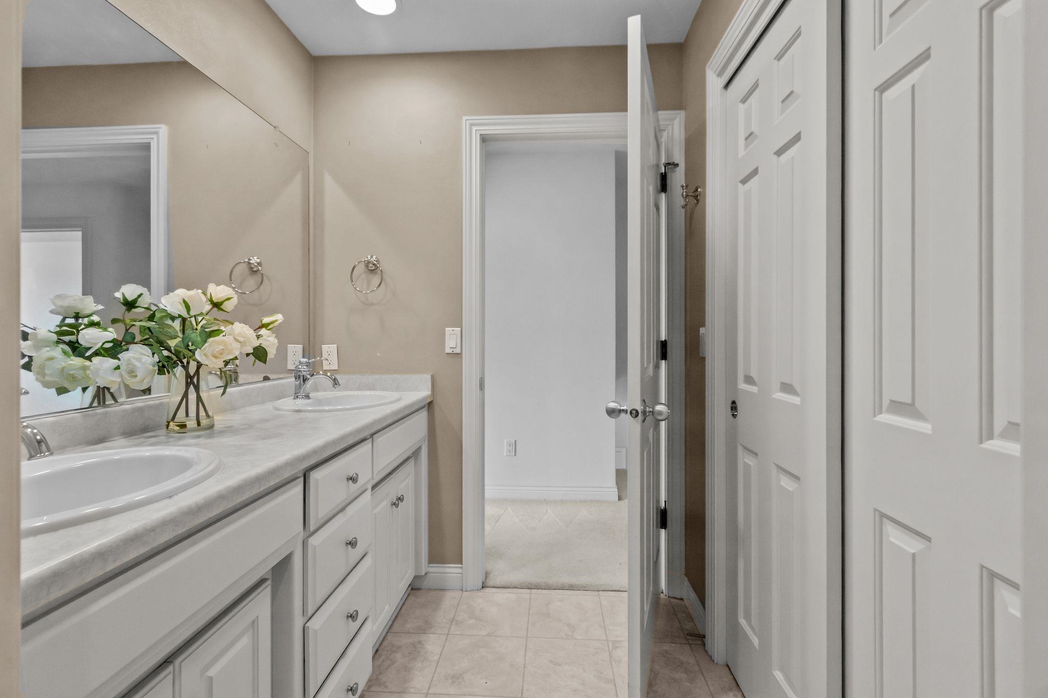 NEENAH, Wisconsin, 54956, United States, 4 Bedrooms Bedrooms, ,4 BathroomsBathrooms,Residential,For Sale,1955274