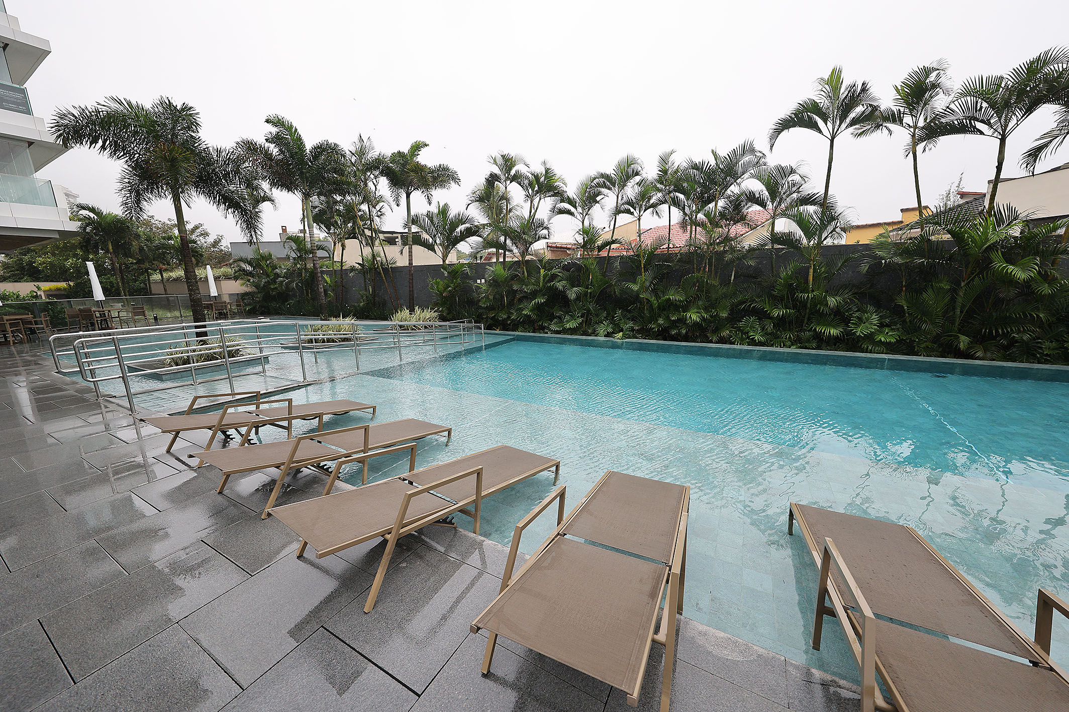  Linear Oceanfront Penthouse with Panoramic Views and Custom Potential - 物件實景