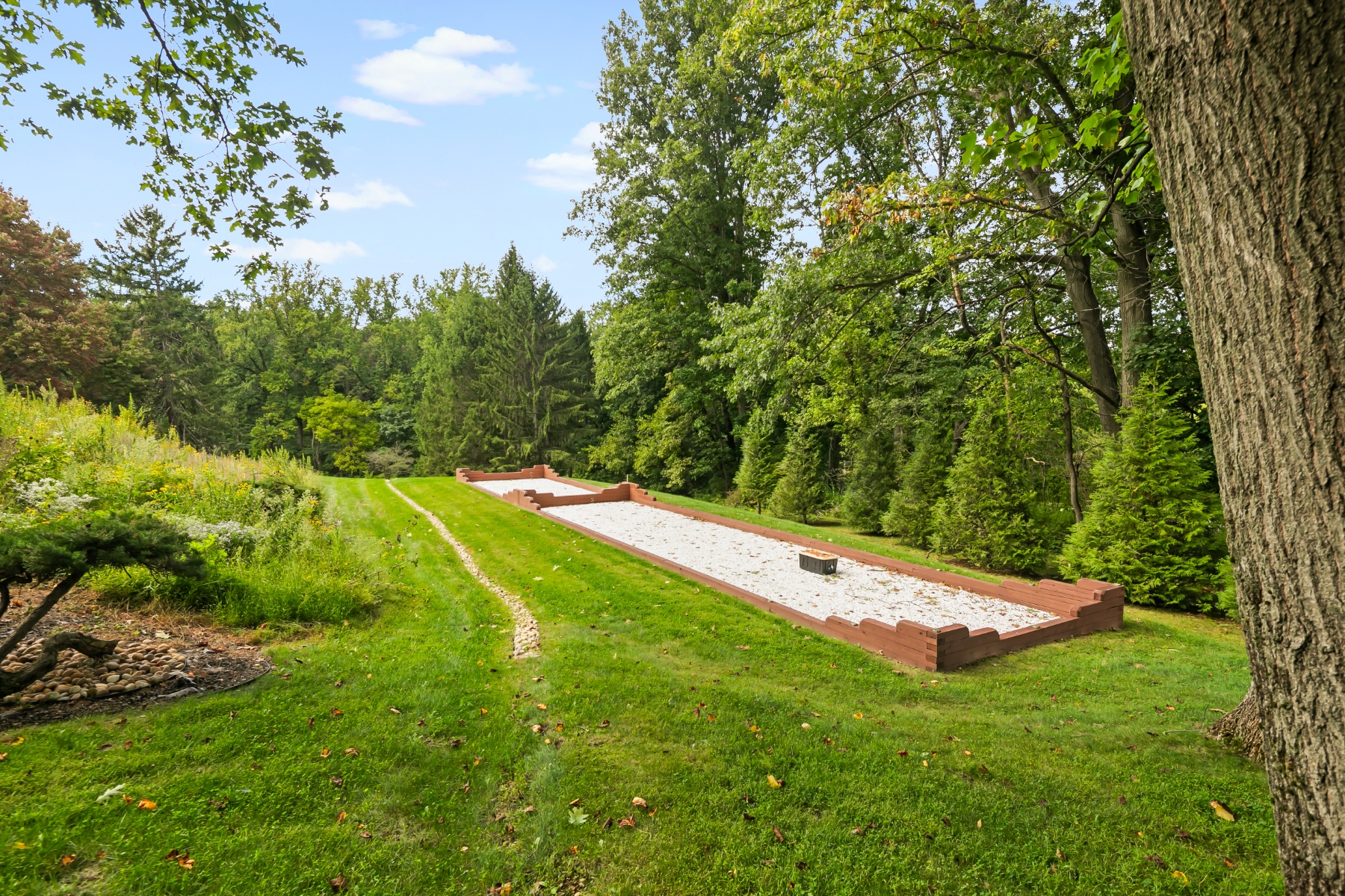  Updated Custom Colonial Home Brings Private Natural Setting Into Daily Life - 物件實景