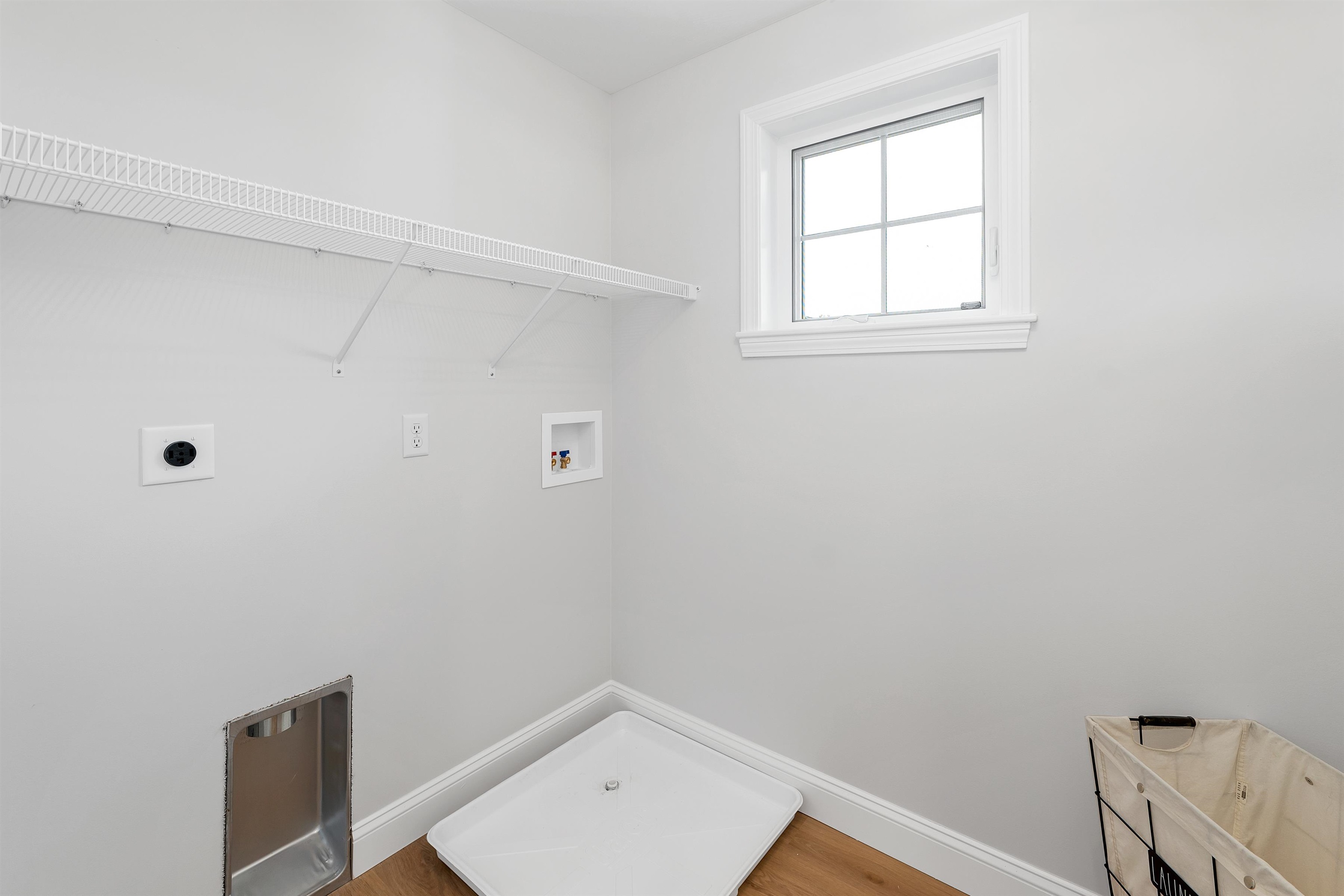 Litchfield, New Hampshire, 03052, United States, 3 Bedrooms Bedrooms, ,2 BathroomsBathrooms,Residential,For Sale,1786449