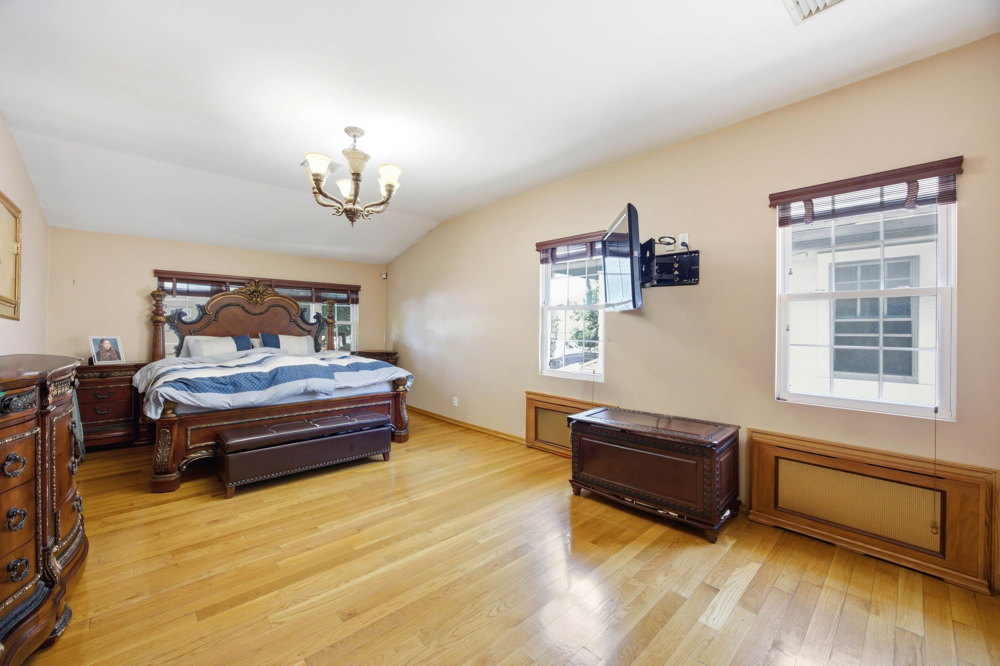  1739 E 26th Street - 物件實景