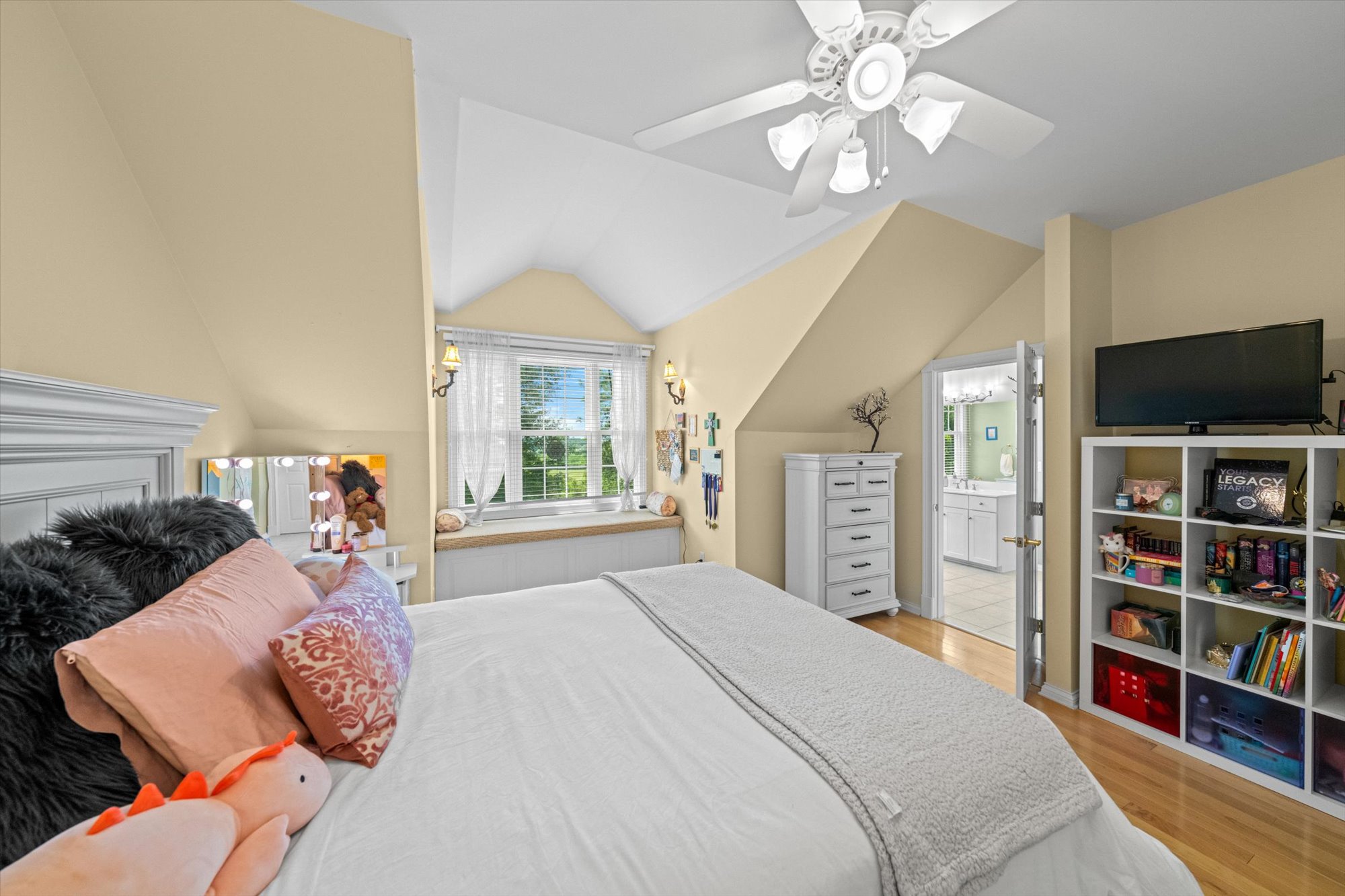 Sevierville, Tennessee, 37876-5201, United States, 3 Bedrooms Bedrooms, ,4 BathroomsBathrooms,Residential,For Sale,1810595