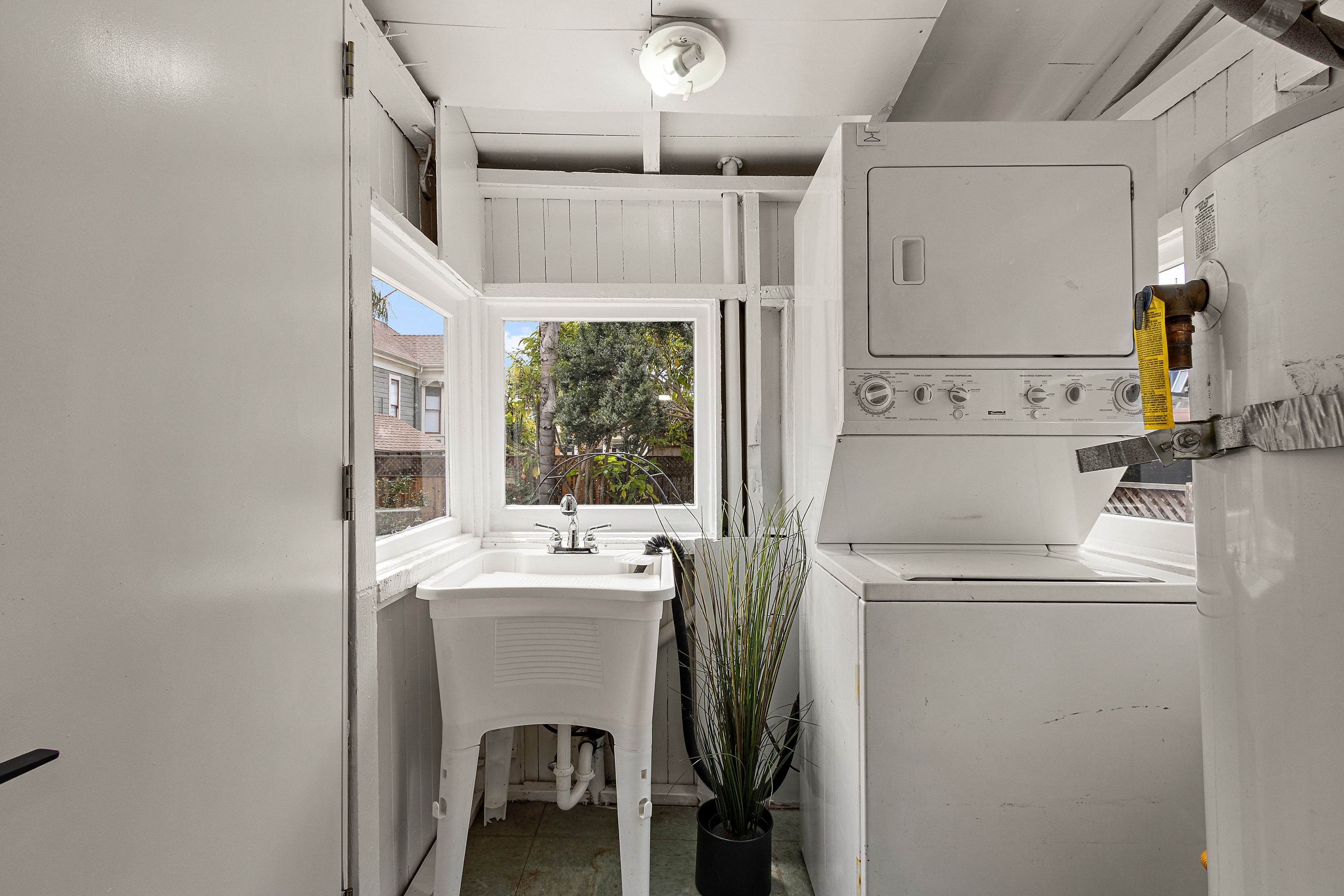  A Storybook North Oakland Cottage Offering Charm, Character, and Potential - 物件實景