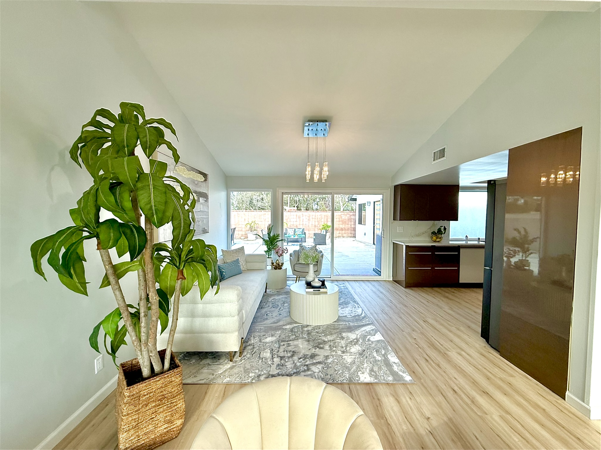 Los Alamitos, California, 90720, United States, 5 Bedrooms Bedrooms, ,4 BathroomsBathrooms,Residential,For Sale,1895084