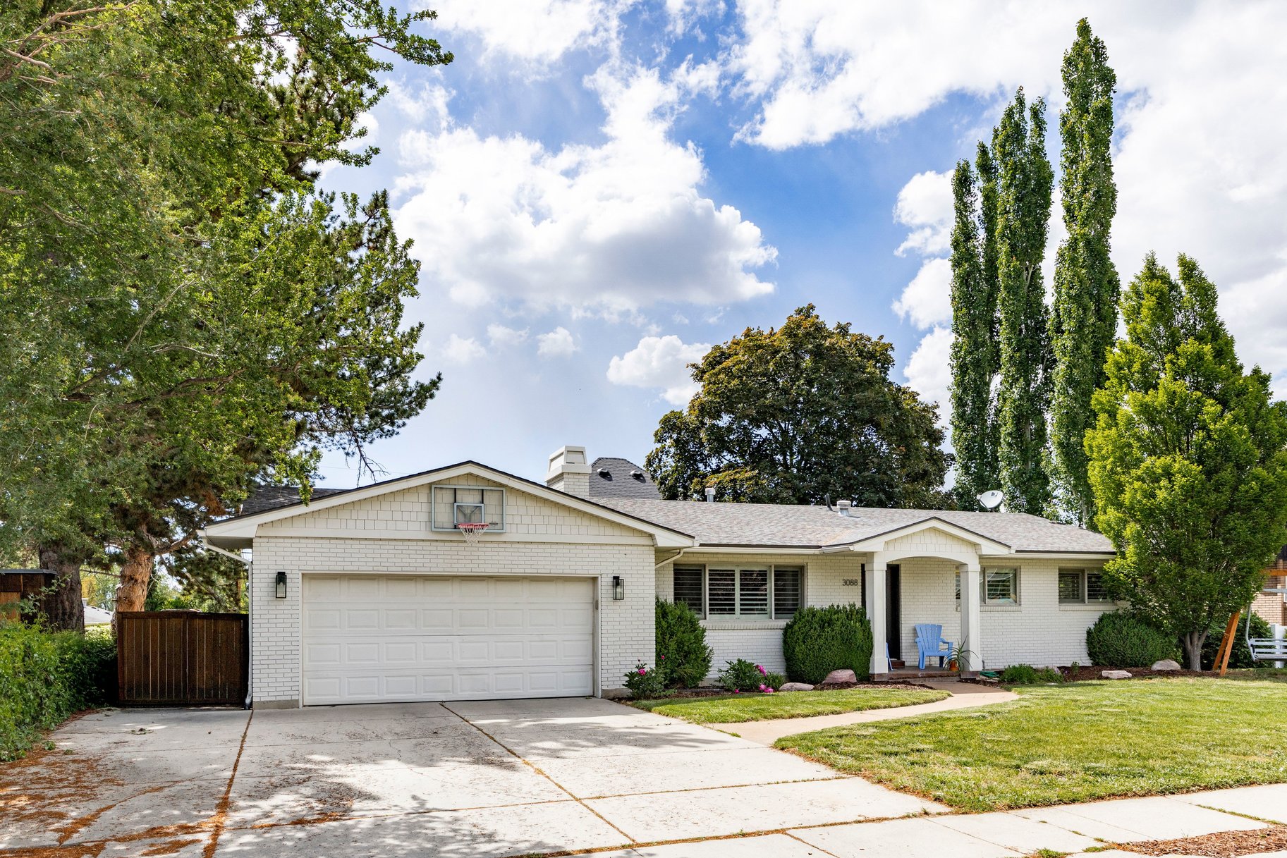  Modernized Millcreek Rambler with Open Living & Private Backyard - 物件實景