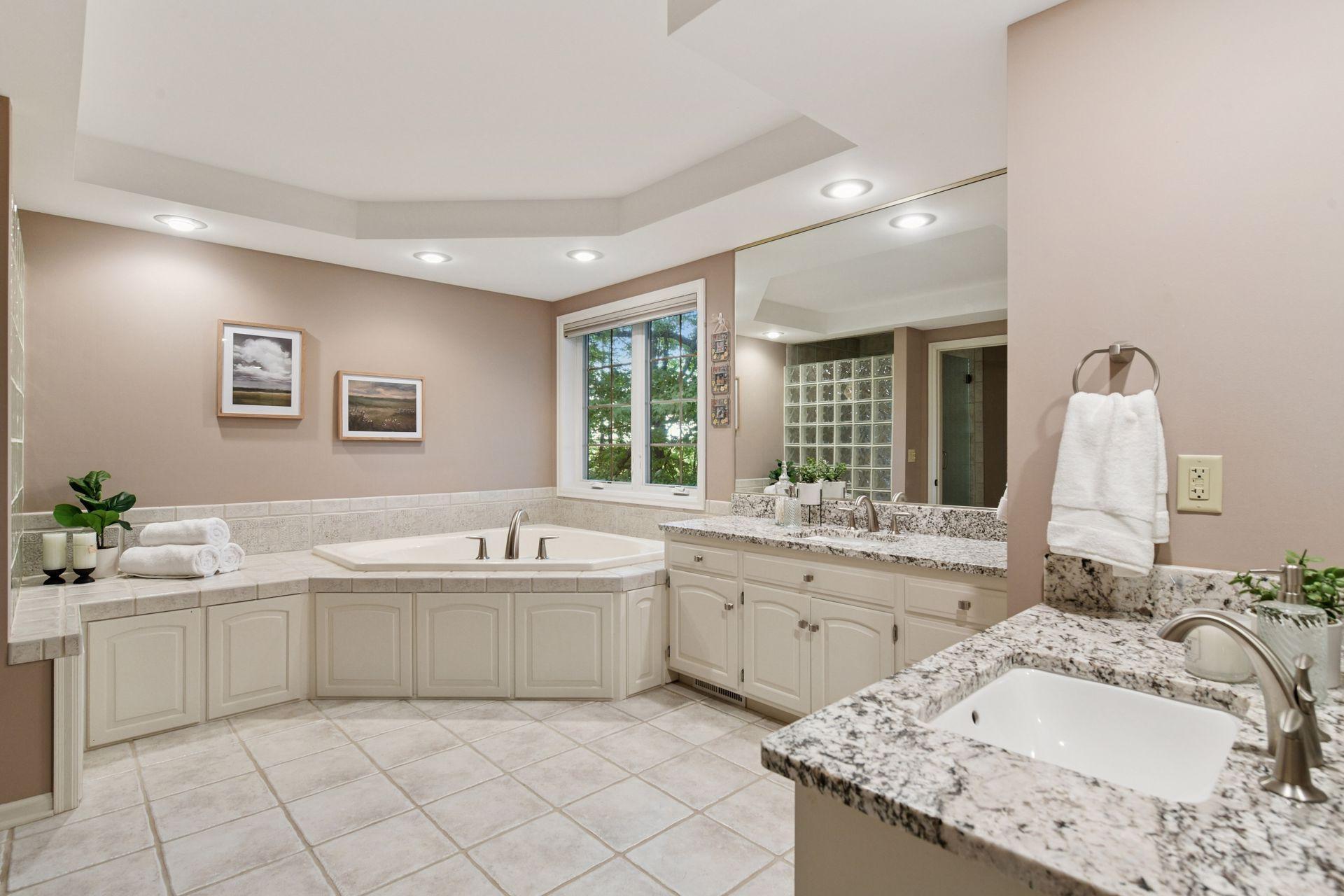 Shorewood, Minnesota, 55331, United States, 5 Bedrooms Bedrooms, ,4 BathroomsBathrooms,Residential,For Sale,1947057