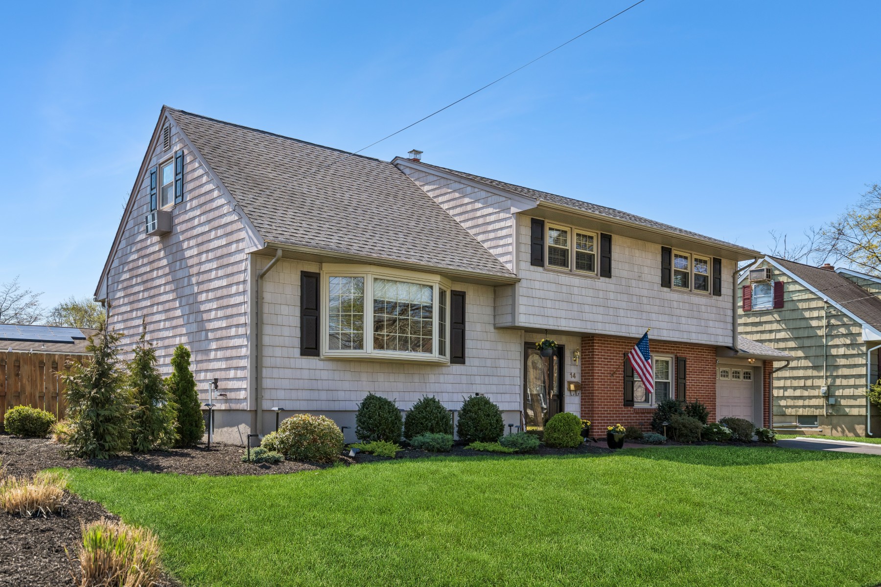  Immaculate and Updated Split Level Residence - 物件實景