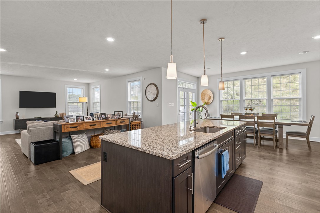 Robinson Twp, Pennsylvania, 15136, United States, 5 Bedrooms Bedrooms, ,4 BathroomsBathrooms,Residential,For Sale,1906122