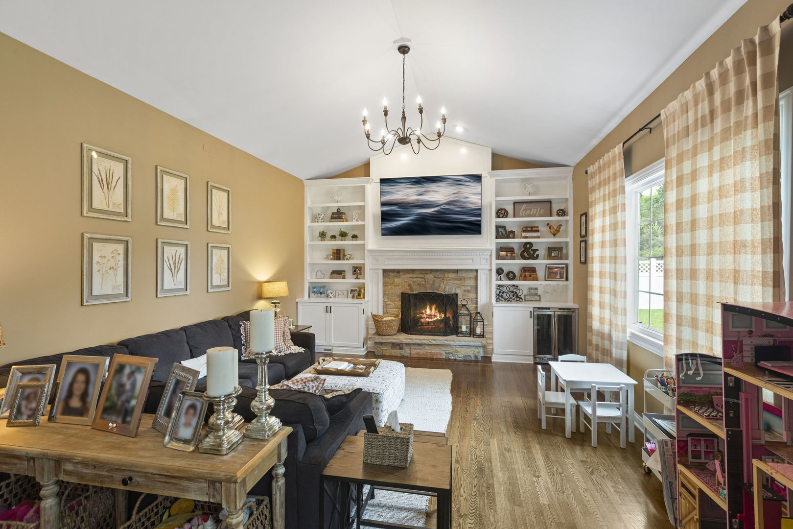 Prospect Heights, Illinois, 60070, United States, 4 Bedrooms Bedrooms, ,4 BathroomsBathrooms,Residential,For Sale,1940157