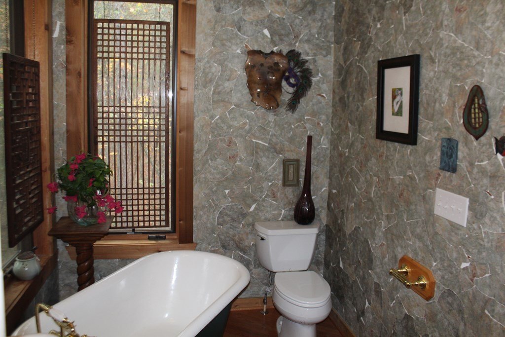 Murphy, North Carolina, 28906, United States, 2 Bedrooms Bedrooms, ,4 BathroomsBathrooms,Residential,For Sale,1915362