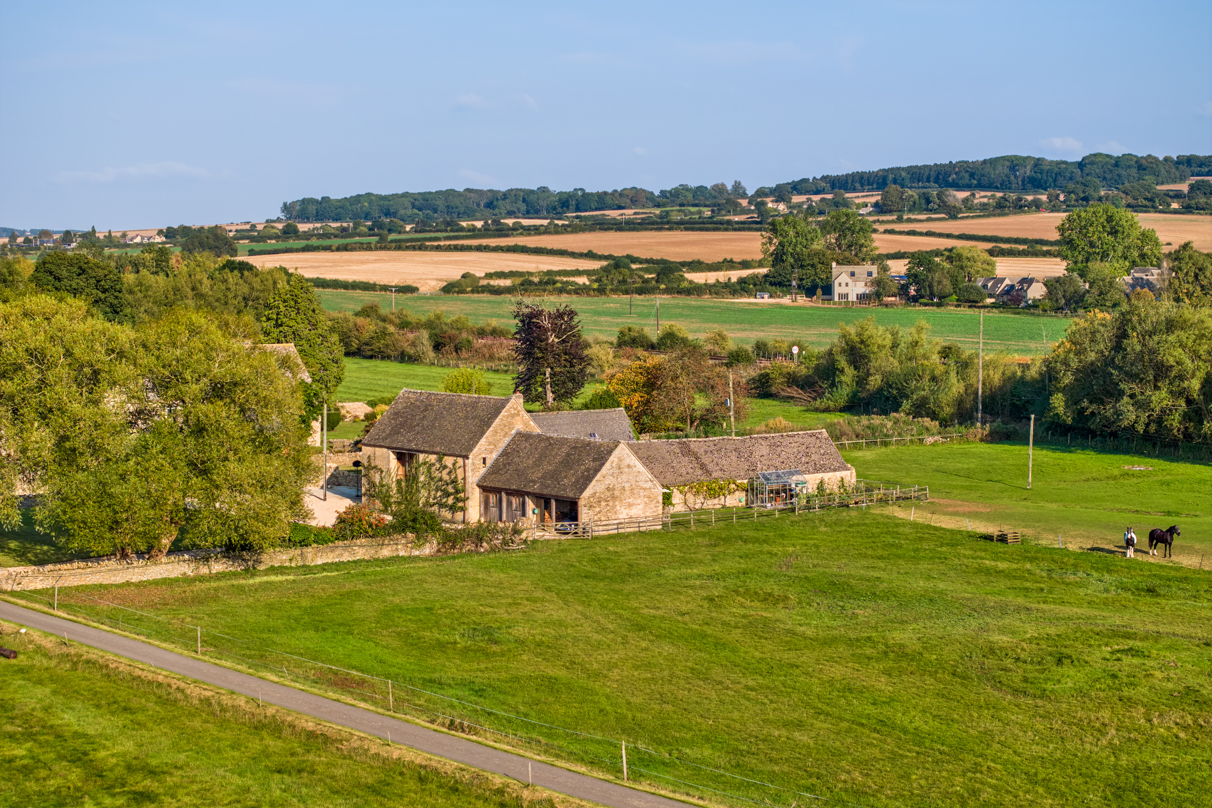  Grade II listed Cotswold stone barn situated on the edge of a renowned village - 物件實景