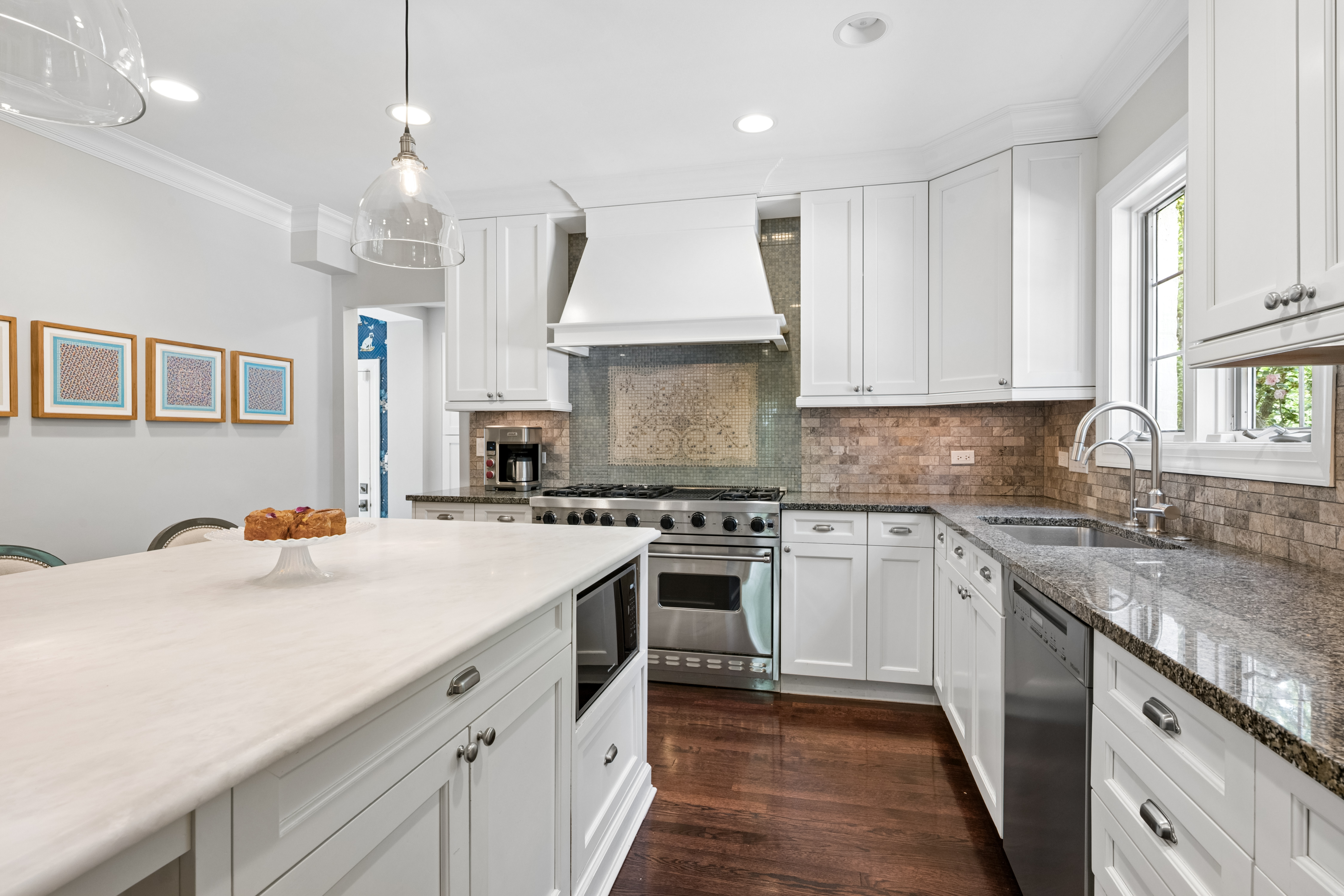  Rare, Fully Renovated, Updated Home Offering Move-In-Ready Luxury - 物件實景