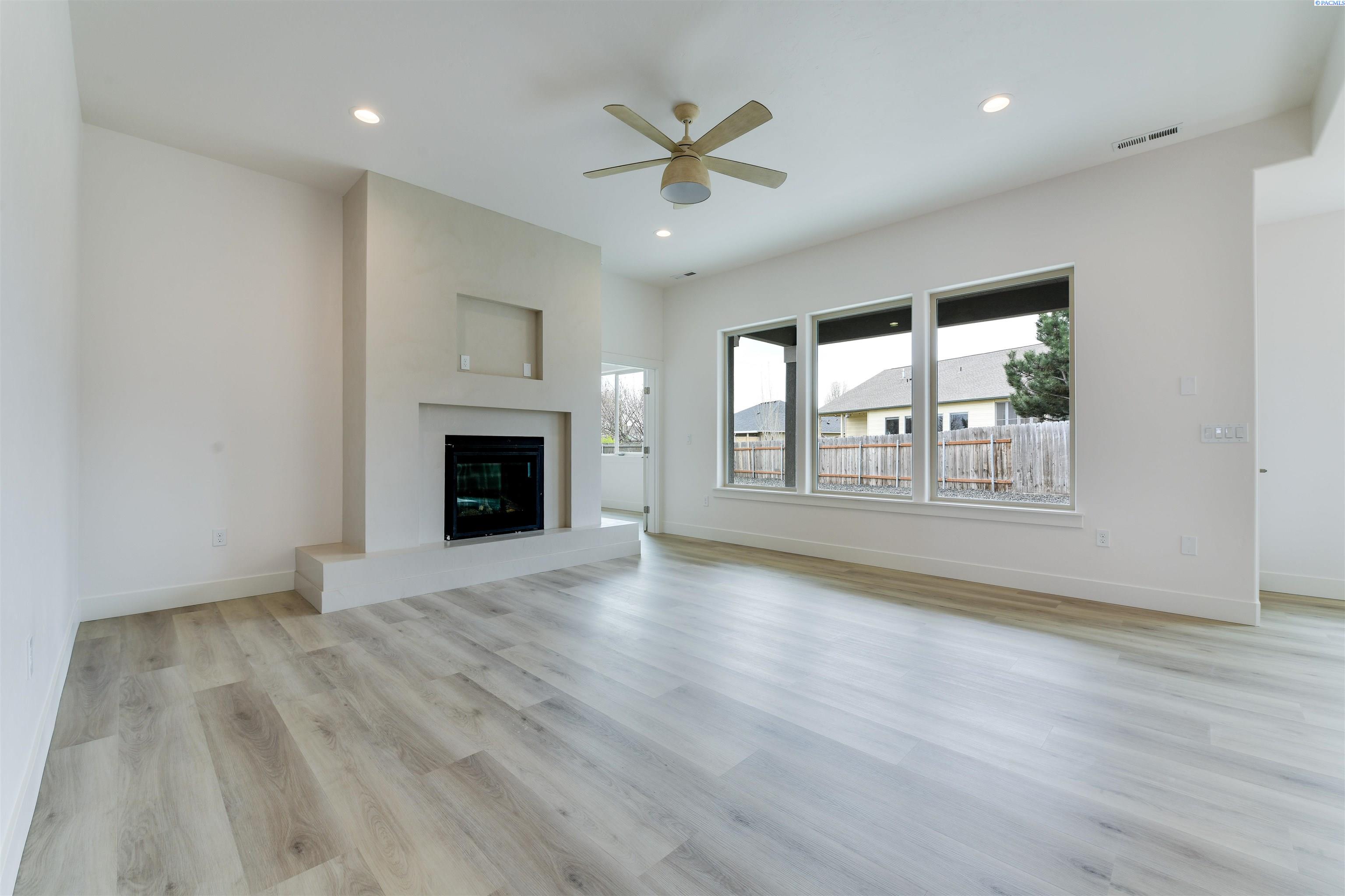 Richland, Washington, 99352, United States, 4 Bedrooms Bedrooms, ,1 BathroomBathrooms,Residential,For Sale,1992937