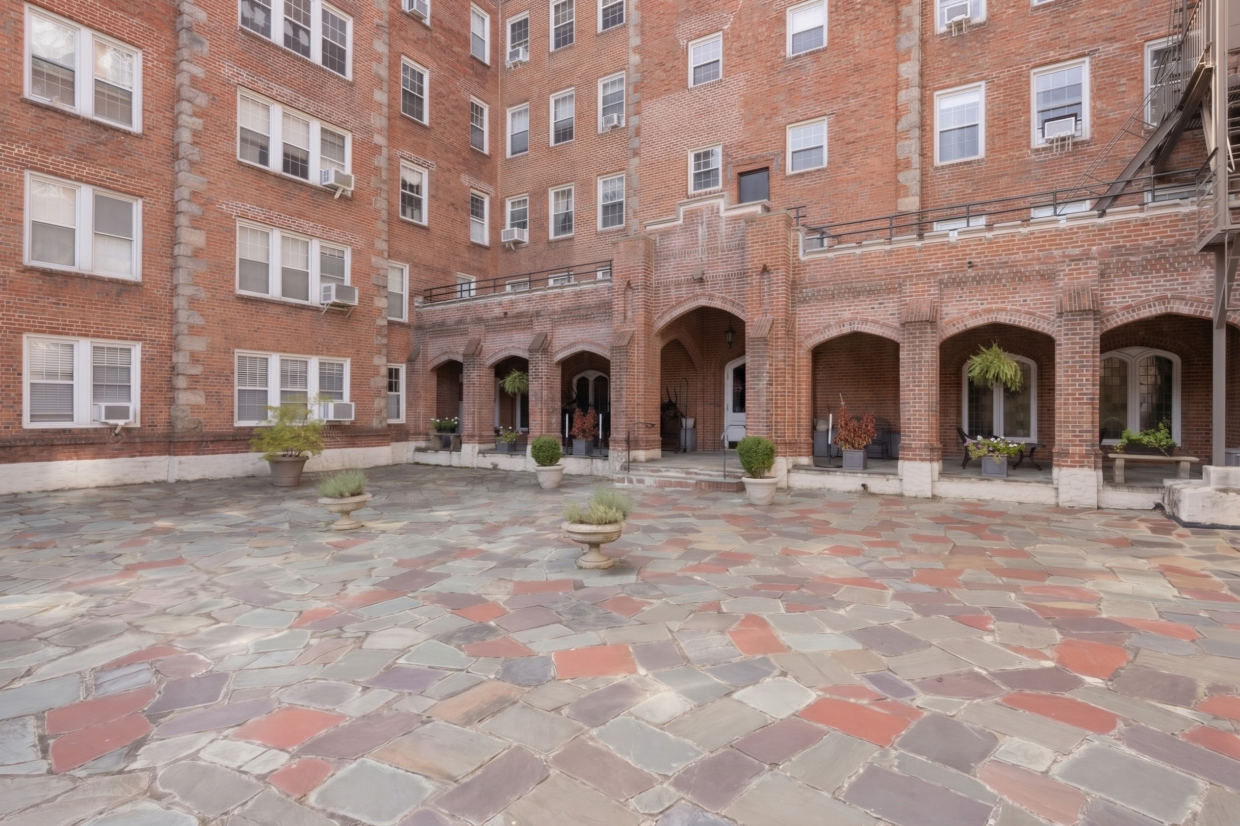  270 Bronxville Road - 物件實景