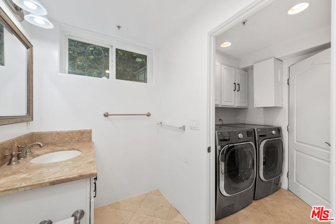 Los Angeles, California, 90049, United States, 4 Bedrooms Bedrooms, ,5 BathroomsBathrooms,Residential,For Sale,1840692