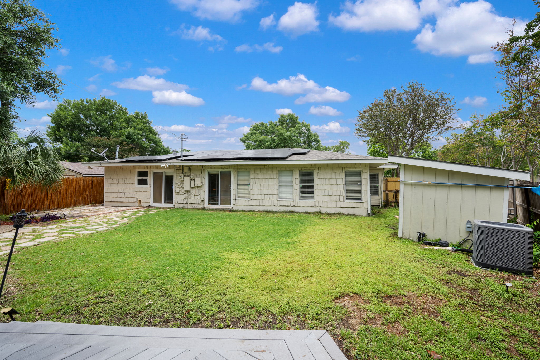 Modern Ranch -Style Living on Corner Lot - 物件實景