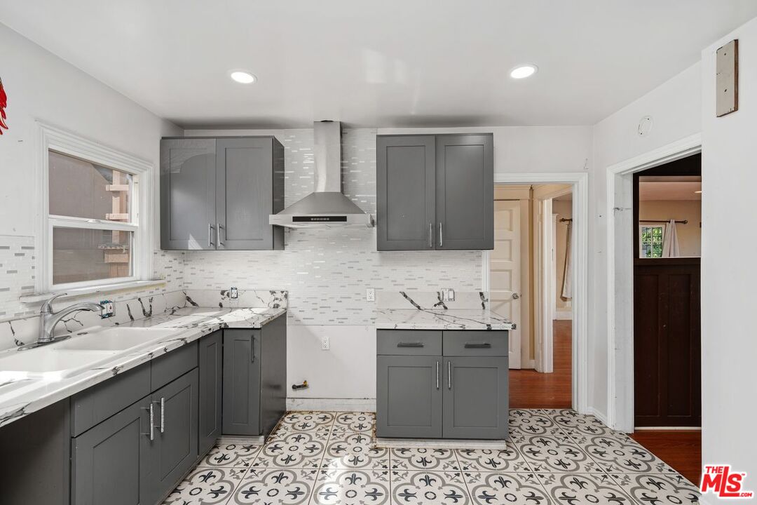 Los Angeles, California, 90043, United States, 3 Bedrooms Bedrooms, ,3 BathroomsBathrooms,Residential,For Sale,1818072