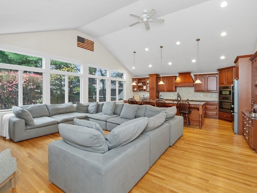 Waltham, Massachusetts, 02451, United States, 4 Bedrooms Bedrooms, ,4 BathroomsBathrooms,Residential,For Sale,1996187