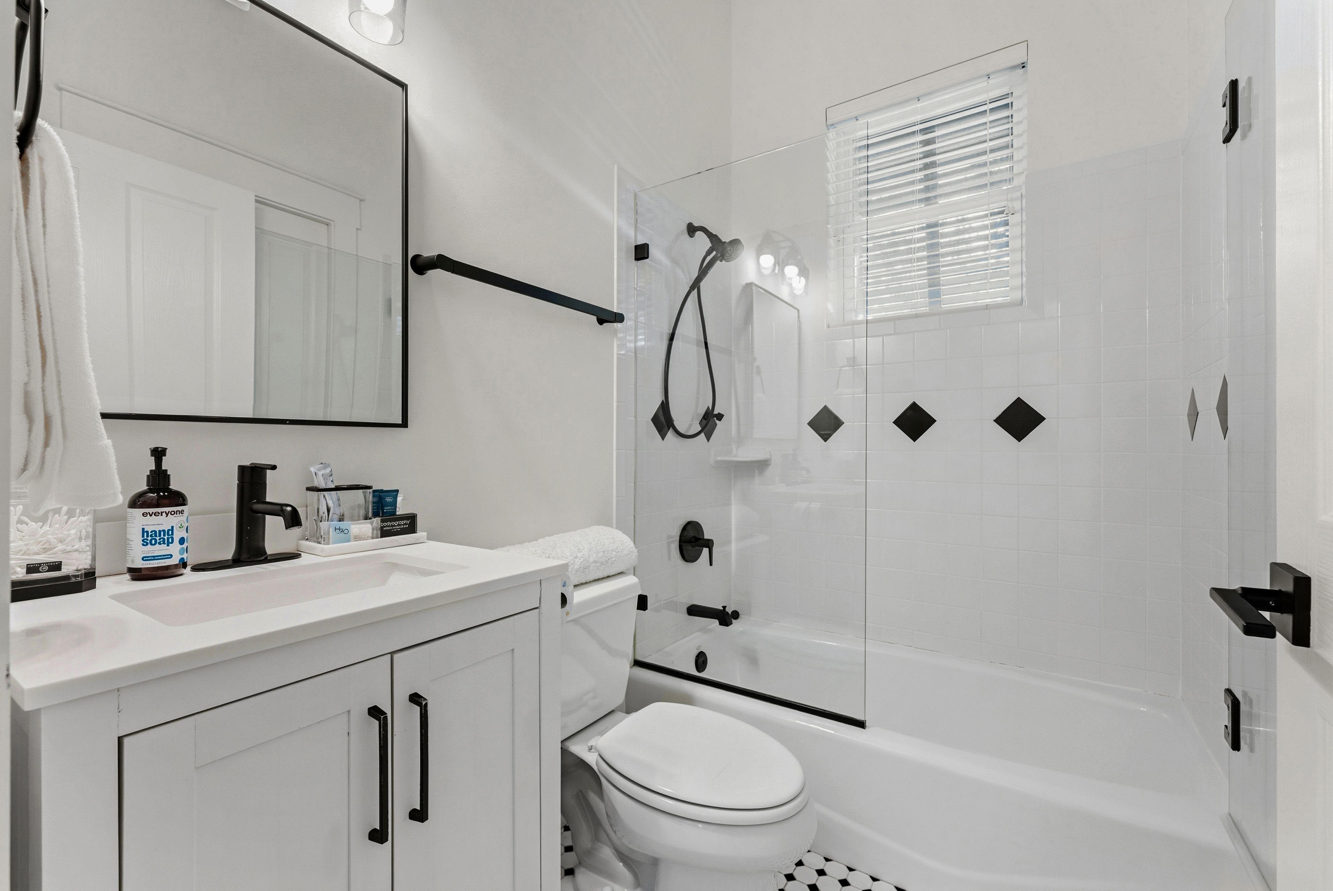  Single Story Home Located on Private Street with Deeded Beach Access - 物件實景