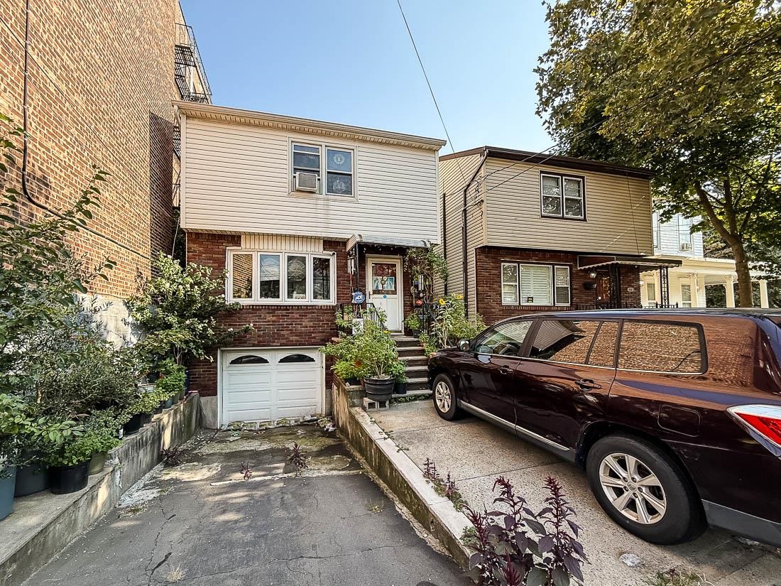 Jersey City, New Jersey, 07305, United States, 4 Bedrooms Bedrooms, ,3 BathroomsBathrooms,Residential,For Sale,1949463