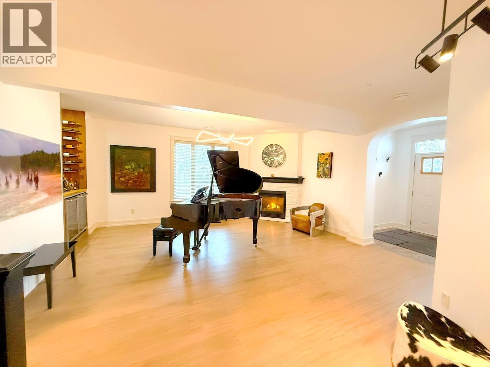 VERNON, British Columbia, V1H 1Y5, CA, 4 Bedrooms Bedrooms, ,2 BathroomsBathrooms,Residential,For Sale,1948063