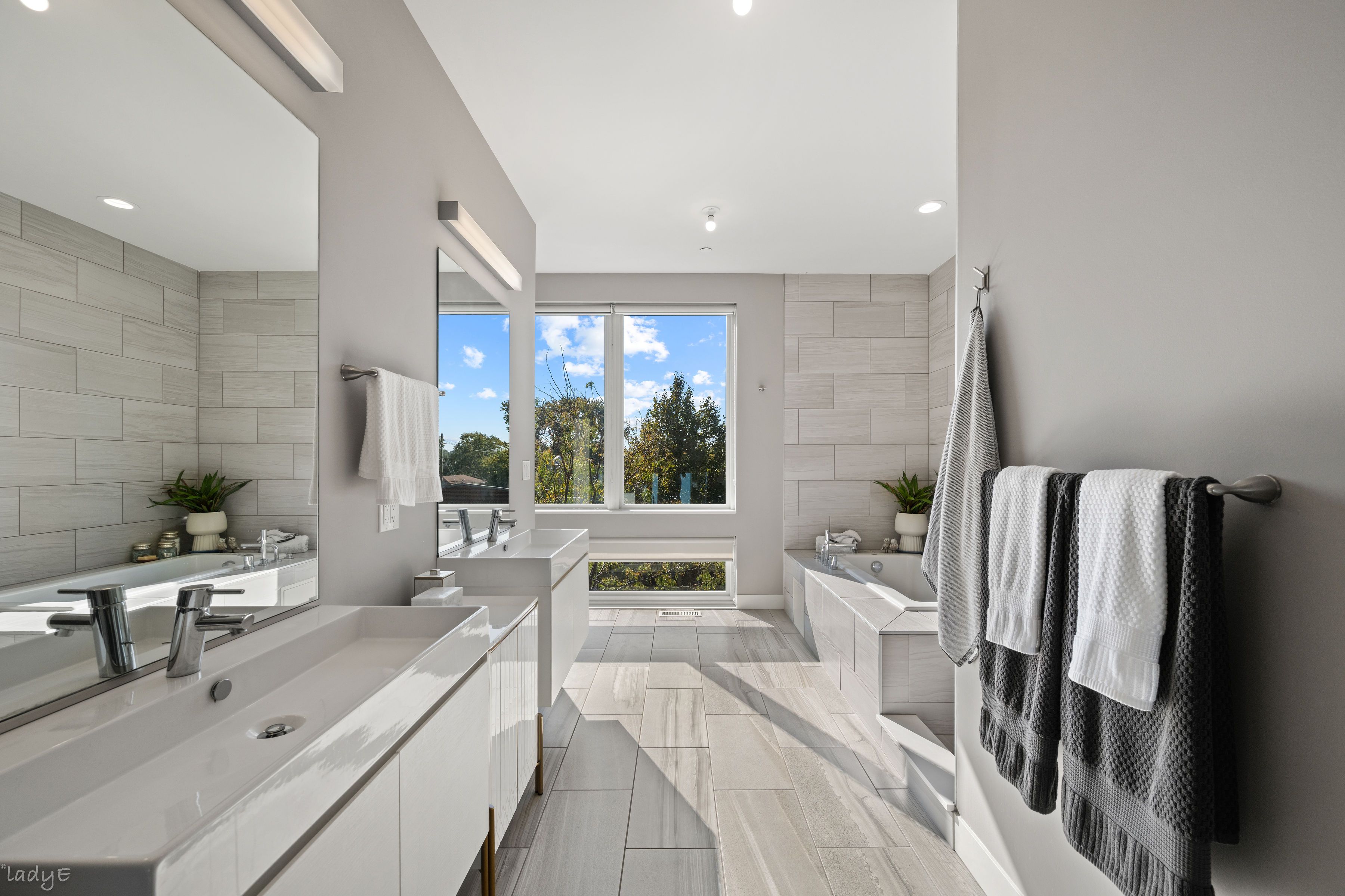  Distinctive Three-bedroom, 2.5-bath Townhome - 物件實景