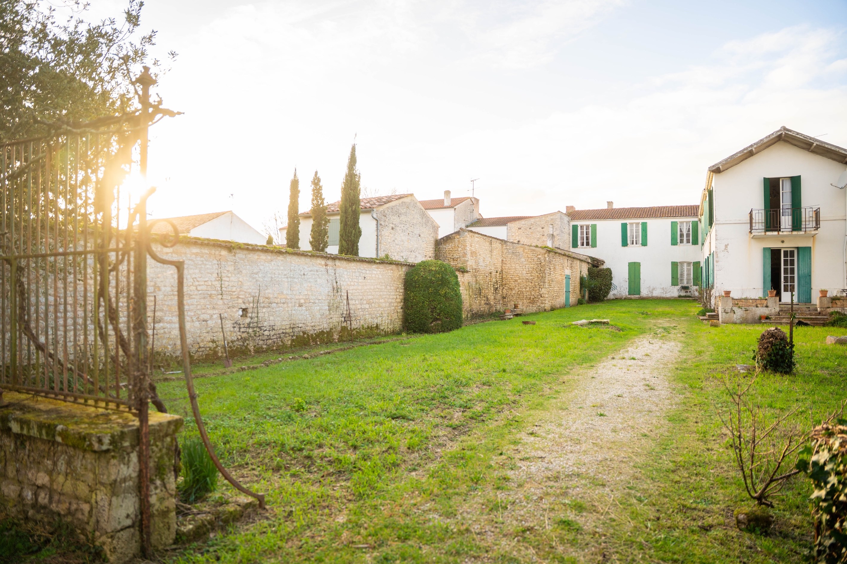  TOWNHOUSE IN THE HEART OF ST PIERRE D