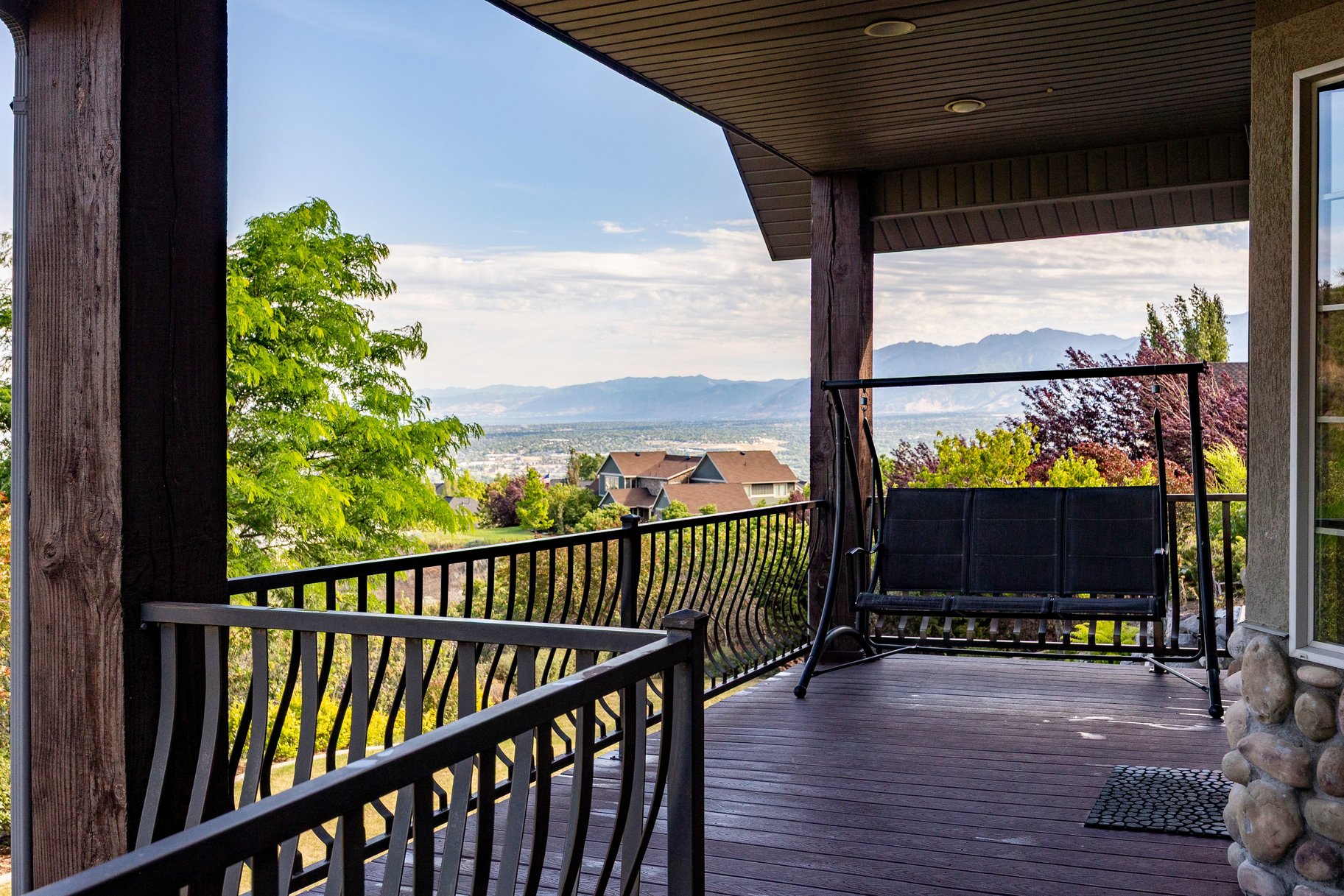  Mountain Views, Trail Access & Luxury East Bench Living - 物件實景