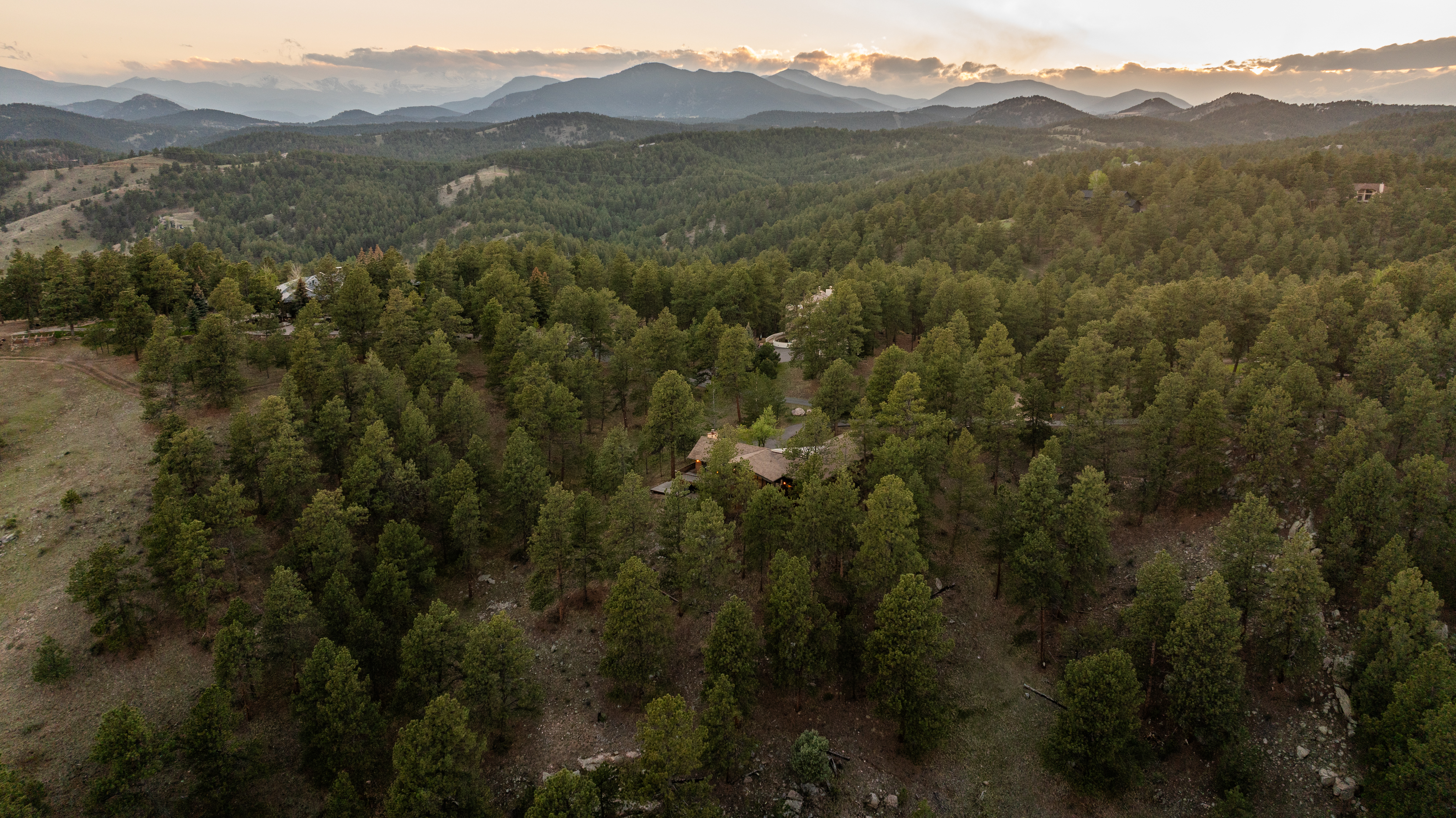  Ranch-style Custom Home on 1.16 Acre Sunny and Treed Lot in Genesee - 物件實景