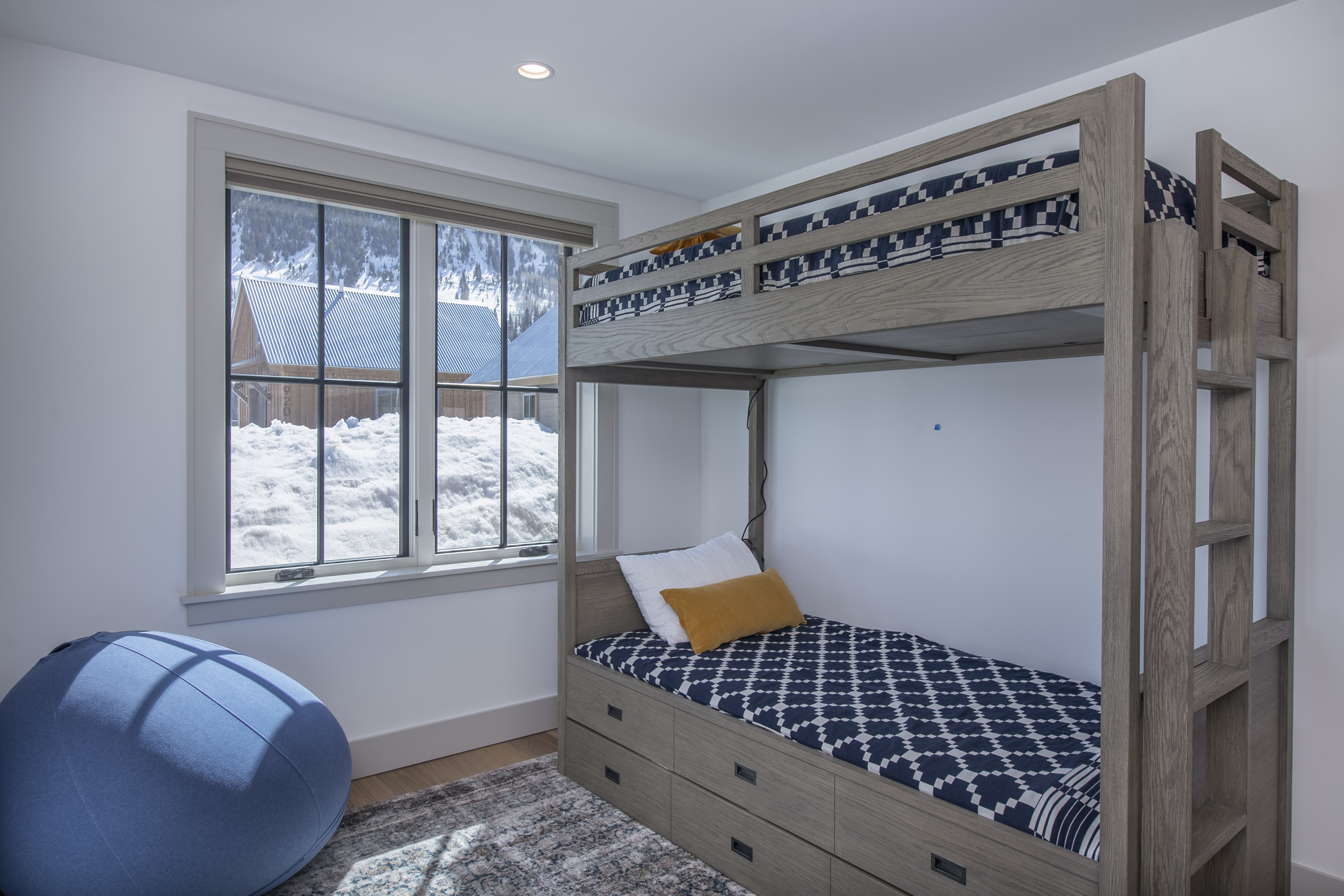  Big And Beautiful In The Desirable And Peaceful East End Of Town - 物件實景